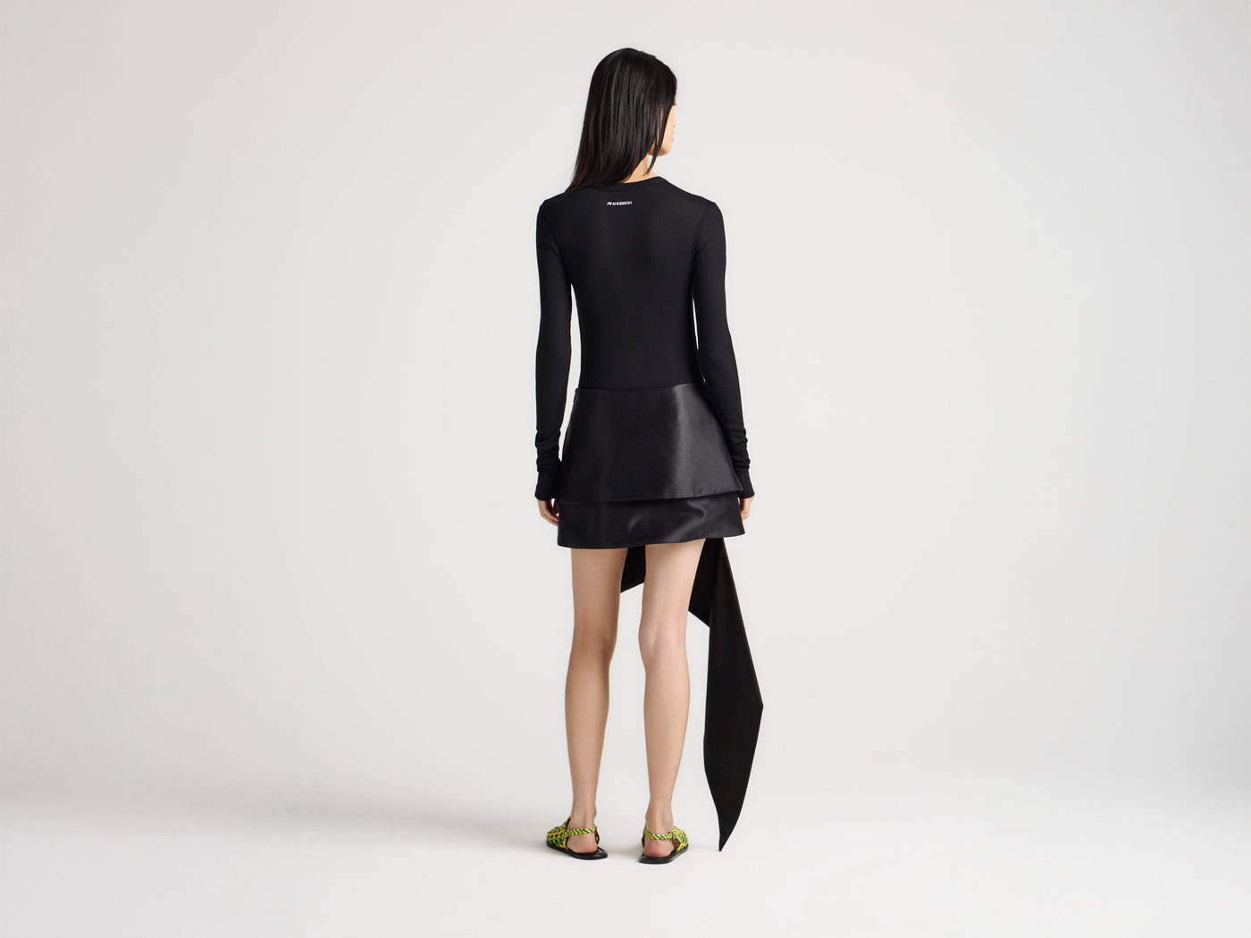 WOMENS LONG SLEEVE CREW NECKLINE TOP IN BLACK