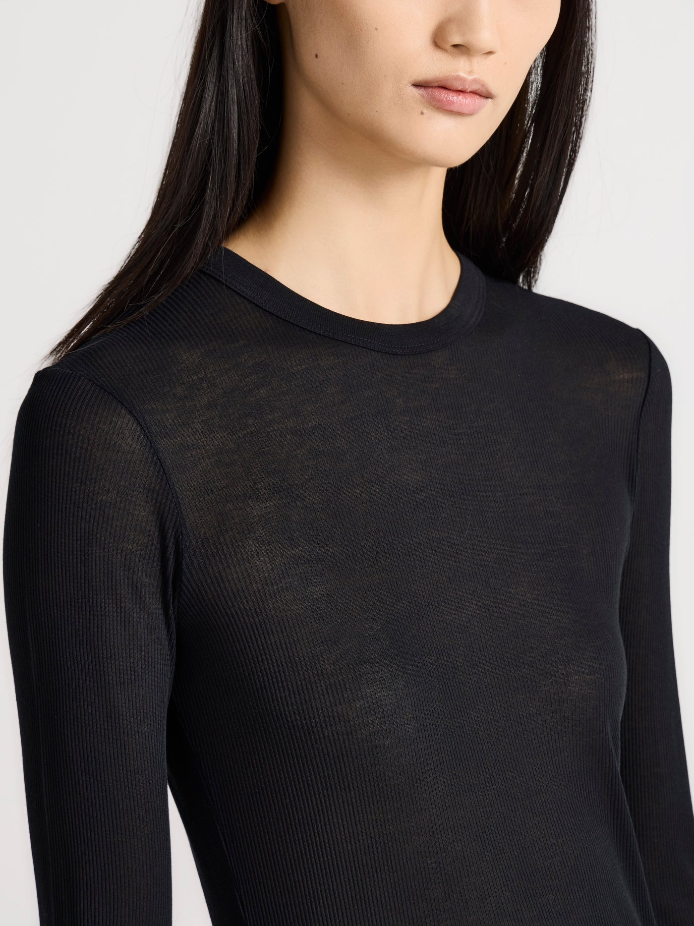 WOMENS LONG SLEEVE CREW NECKLINE TOP IN BLACK