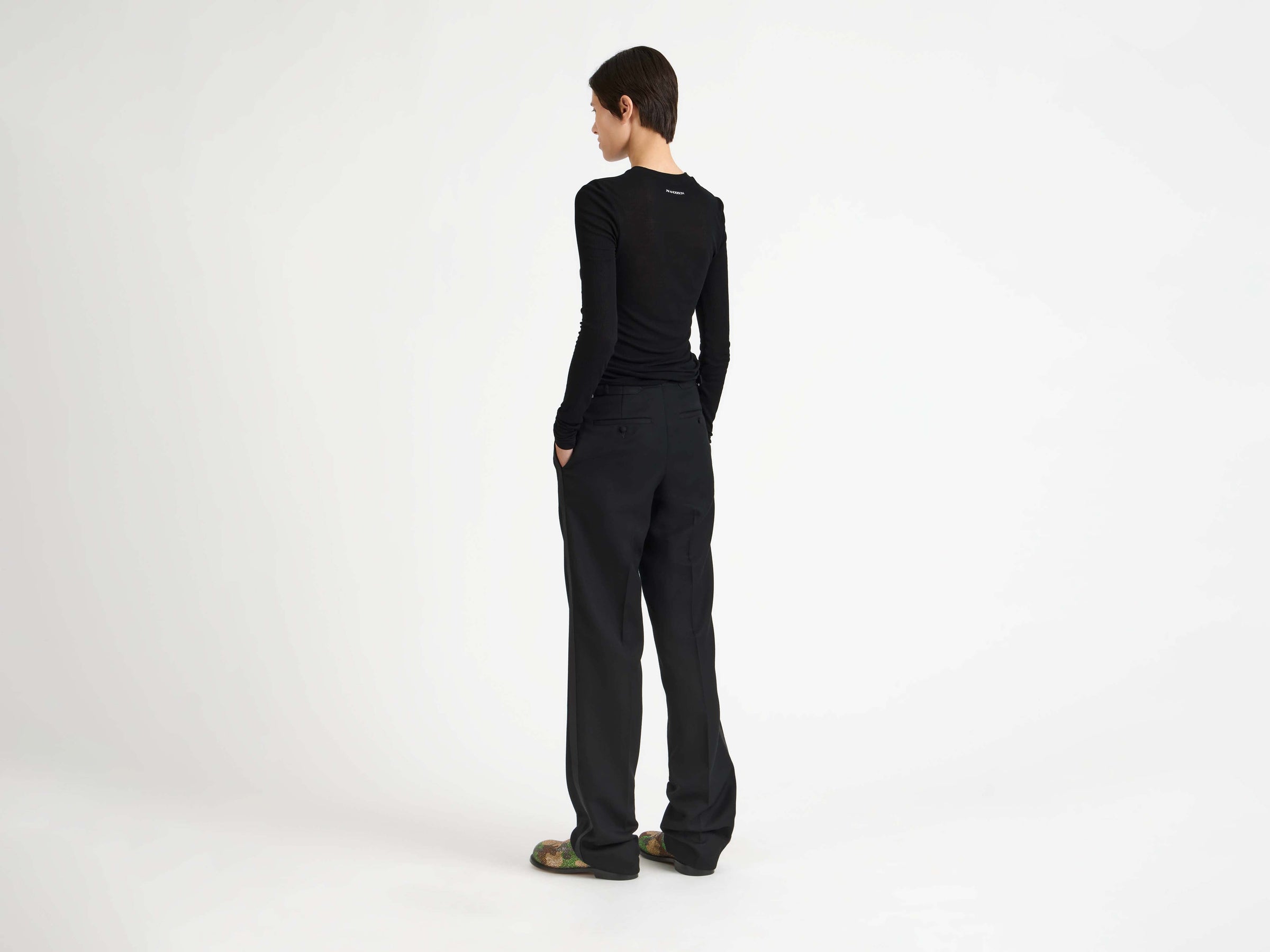 LONG SLEEVE CREW NECKLINE TOP IN BLACK