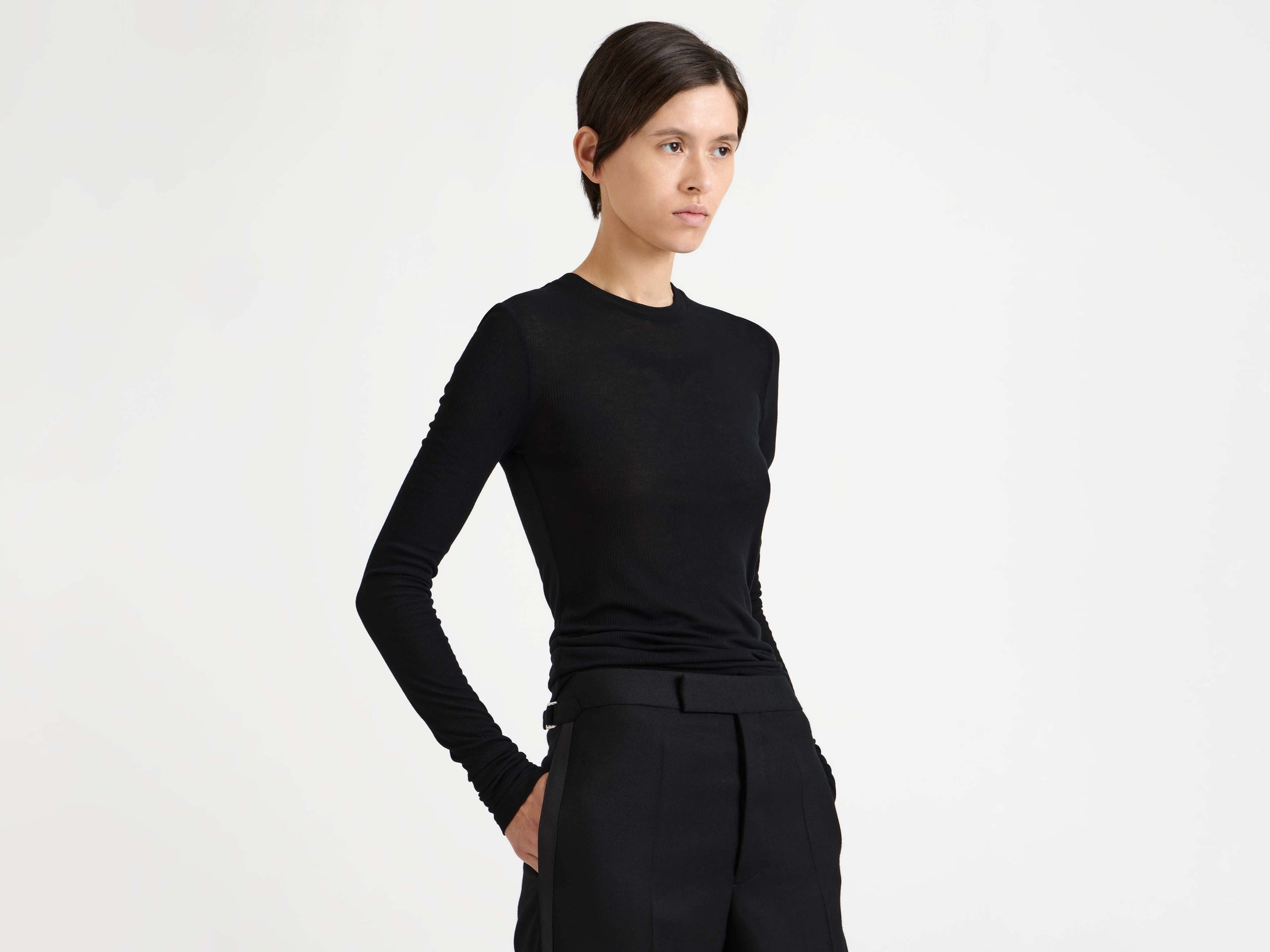 LONG SLEEVE CREW NECKLINE TOP IN BLACK