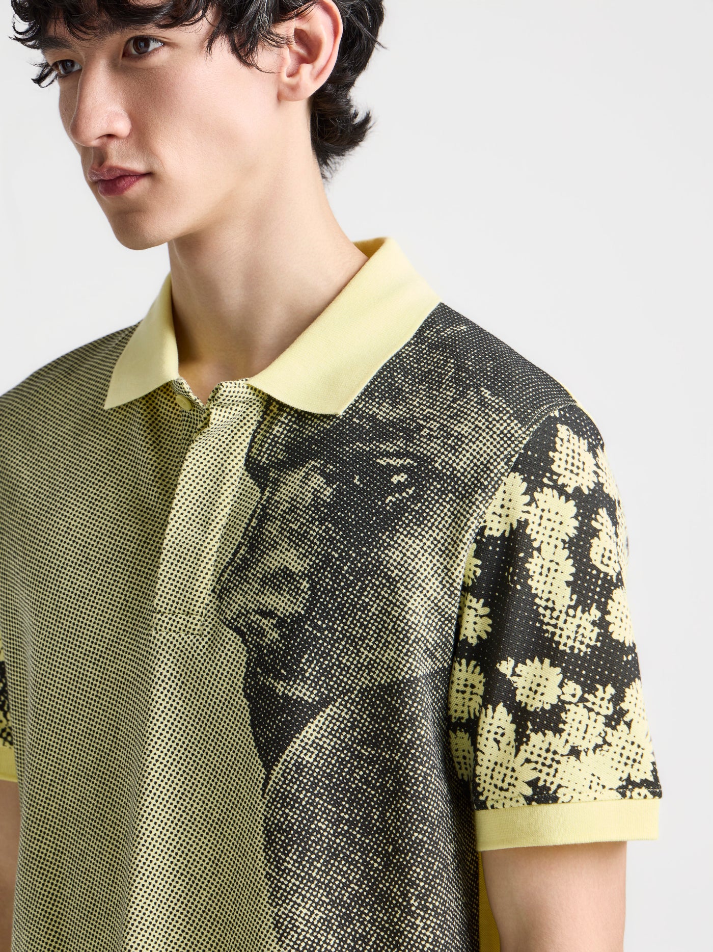 MENS 'MAN WITH DAISIES' SHORT SLEEVED POLO IN PALE YELLOW