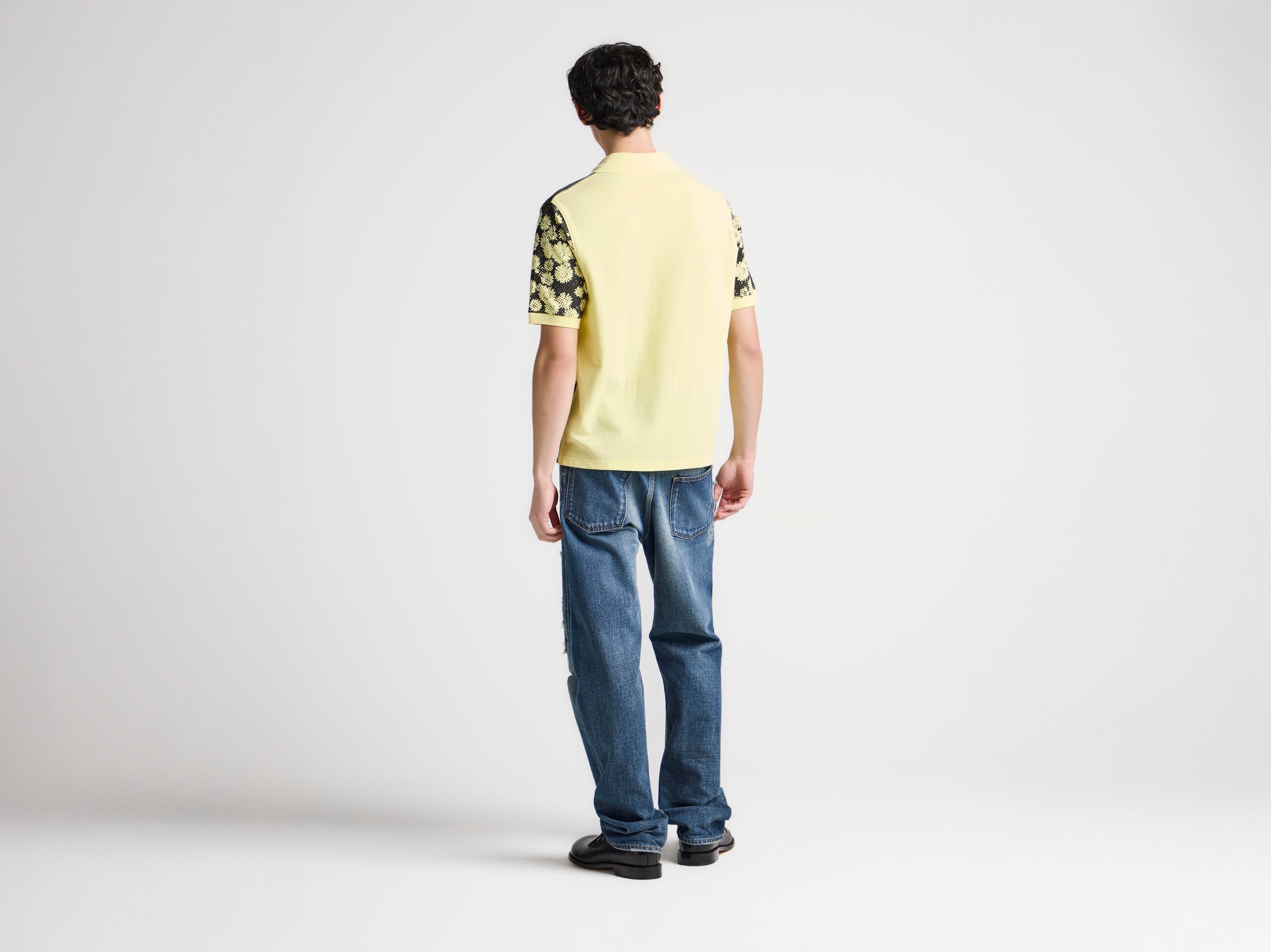MENS 'MAN WITH DAISIES' SHORT SLEEVED POLO IN PALE YELLOW