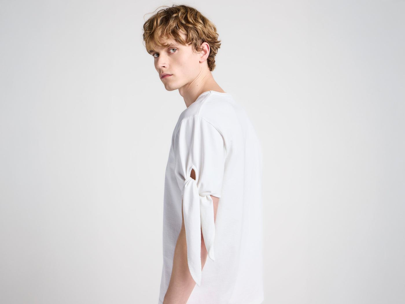 MENS KNOTTED SLEEVE T-SHIRT IN WHITE