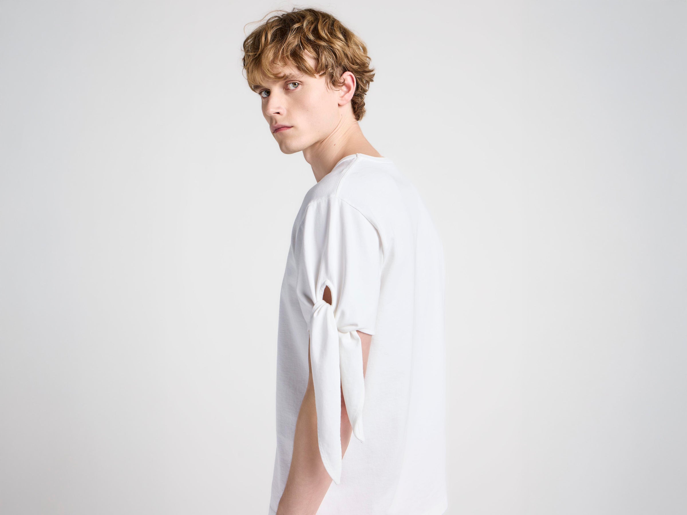 MENS KNOTTED SLEEVE T-SHIRT IN WHITE