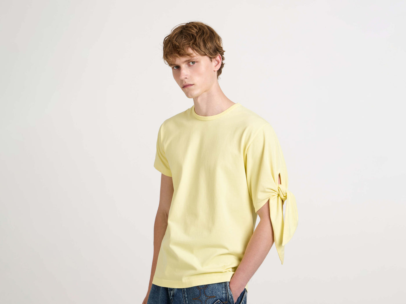 KNOTTED SLEEVE T-SHIRT IN YELLOW