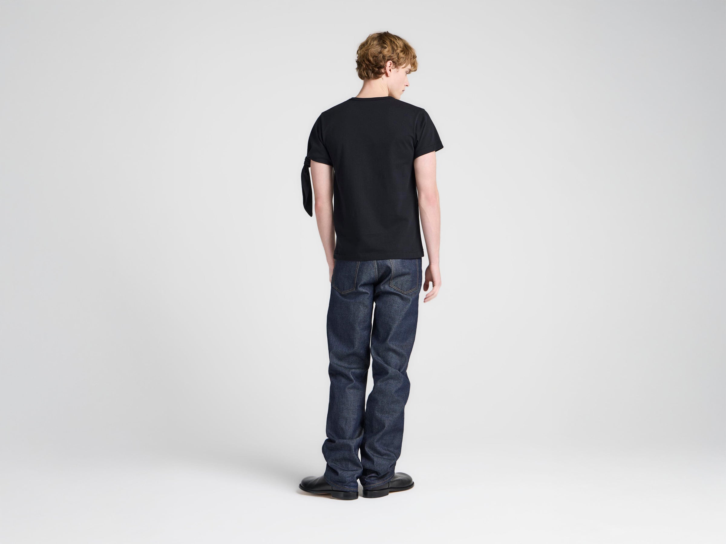 MENS KNOTTED SLEEVE T-SHIRT IN BLACK