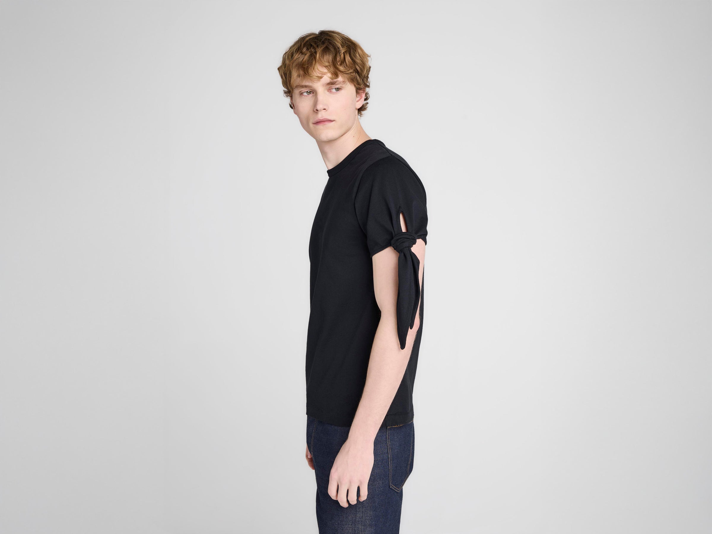 MENS KNOTTED SLEEVE T-SHIRT IN BLACK