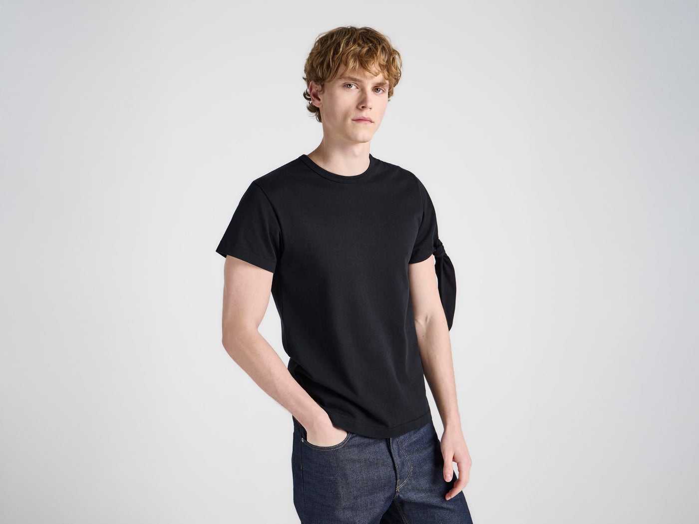 MENS KNOTTED SLEEVE T-SHIRT IN BLACK