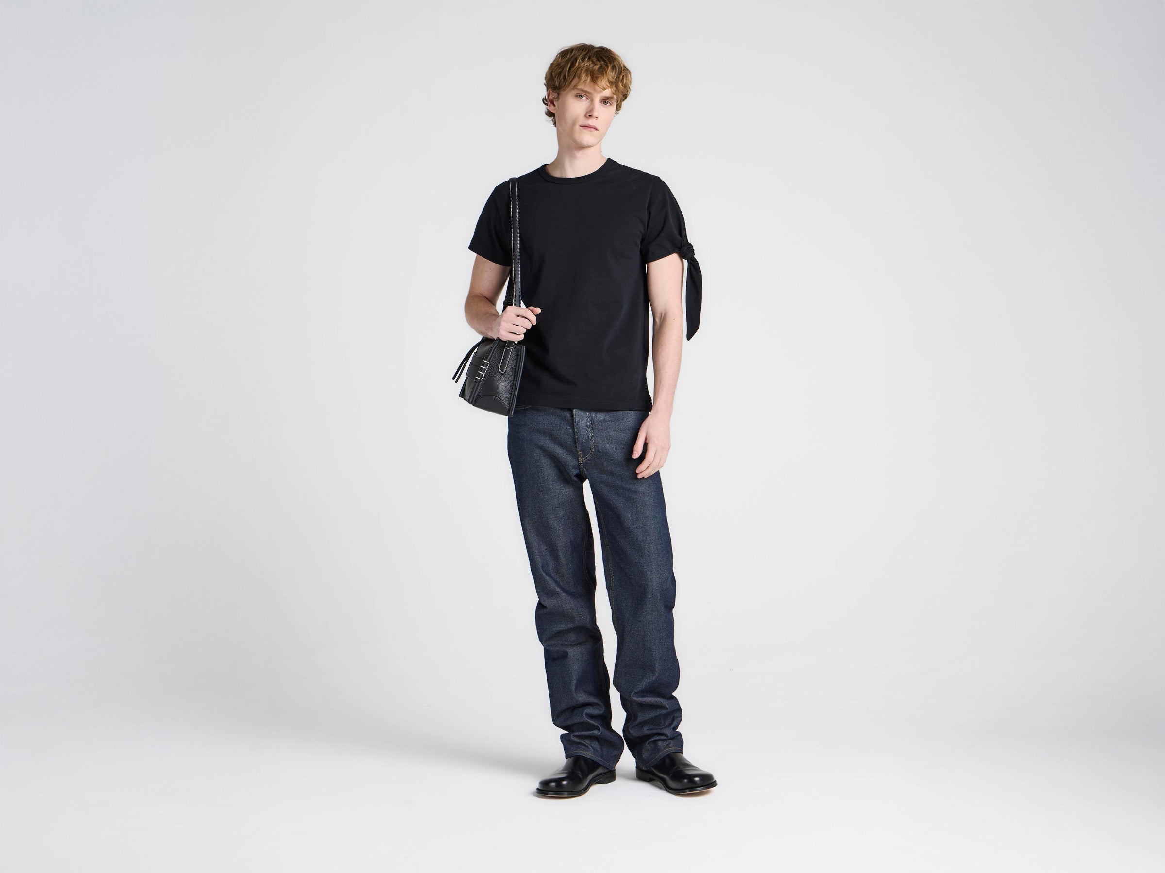 MENS KNOTTED SLEEVE T-SHIRT IN BLACK