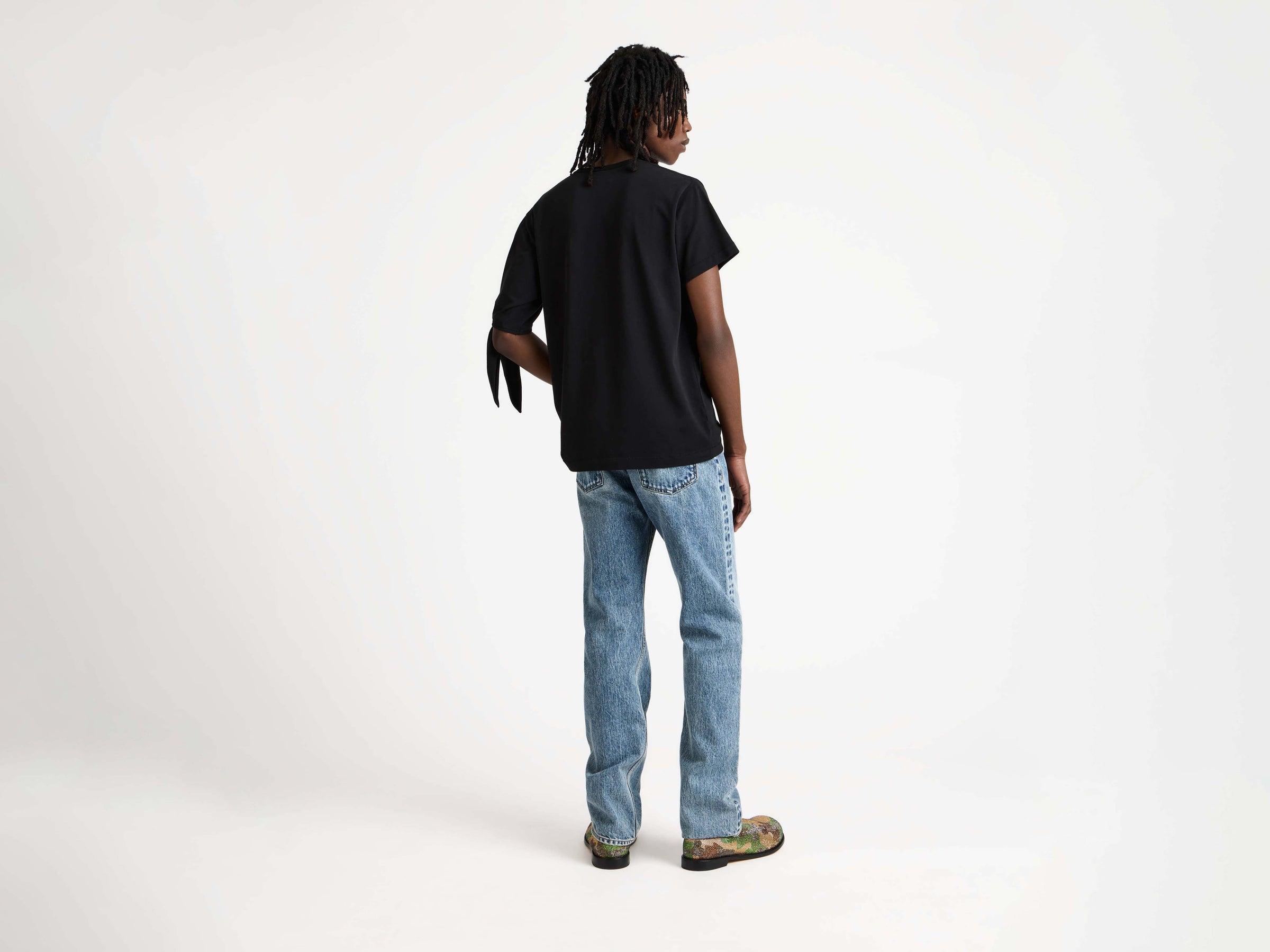 KNOTTED SLEEVE T-SHIRT IN BLACK