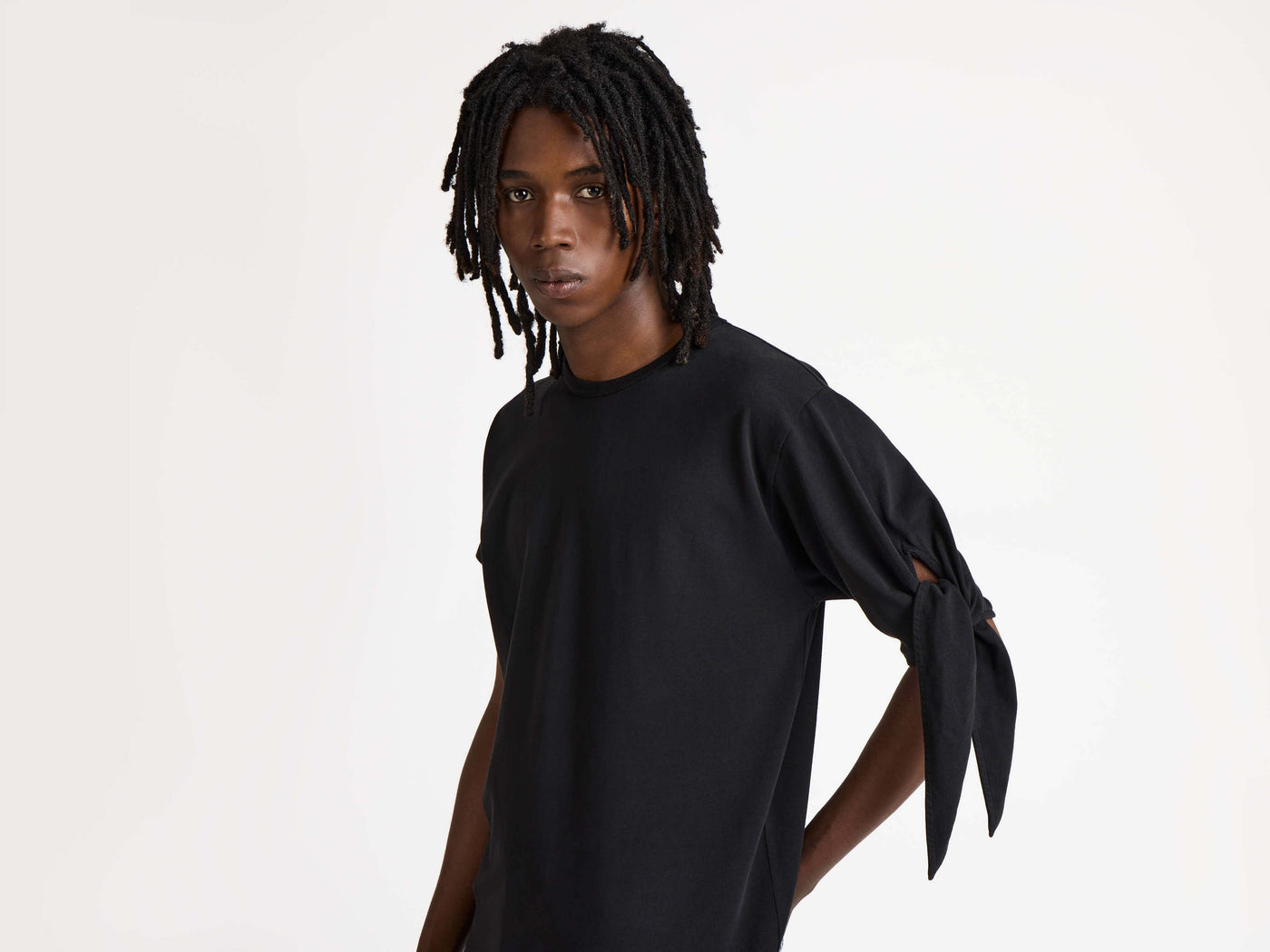 KNOTTED SLEEVE T-SHIRT IN BLACK