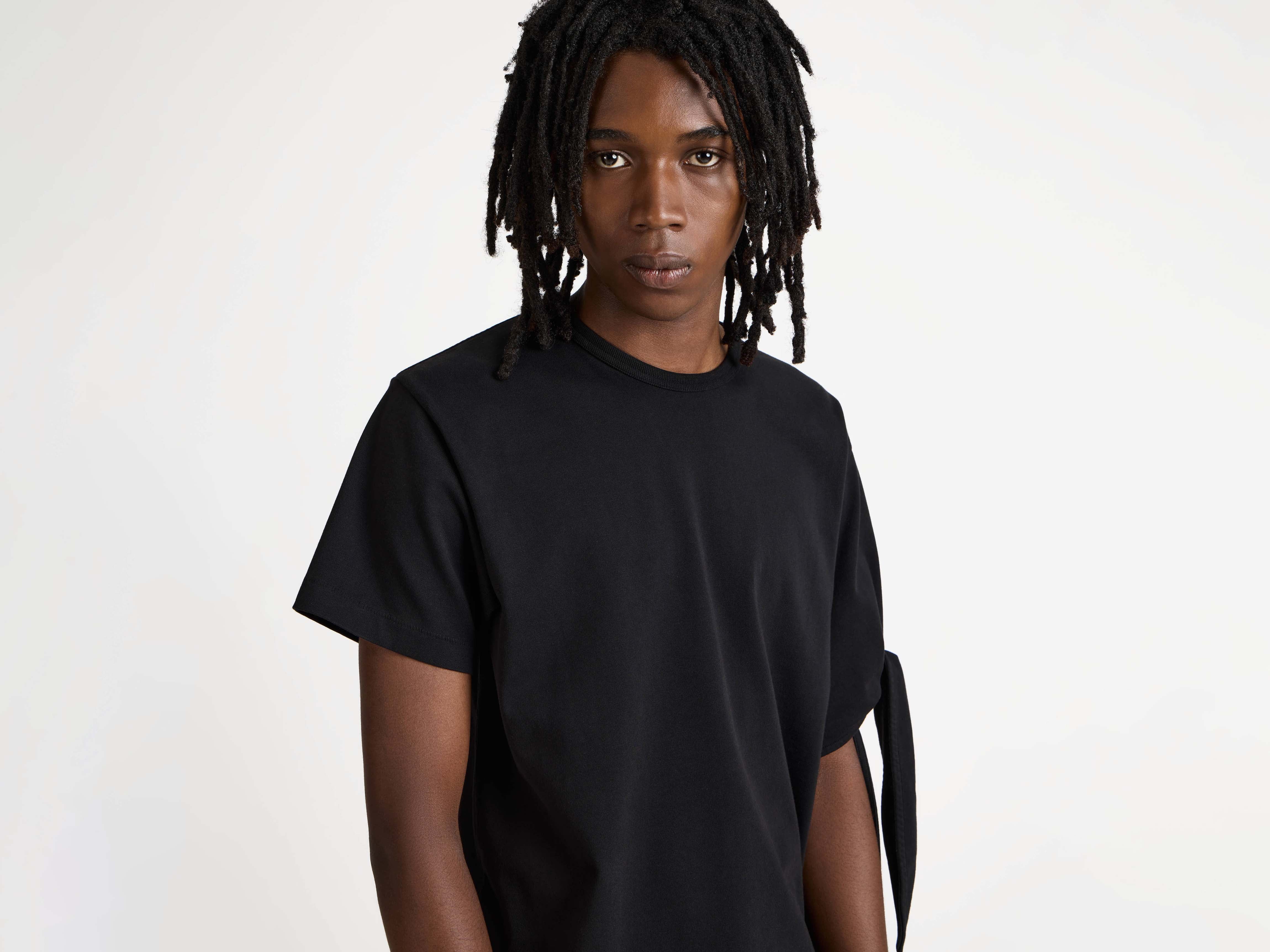 MENS KNOTTED SLEEVE T-SHIRT IN BLACK in BLACK MENS KNOTTED SLEEVE T-SHIRT IN BLACK in BLACK