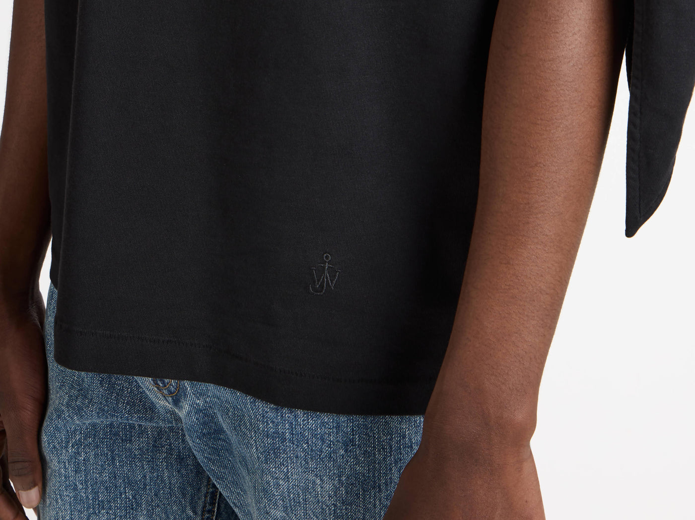 KNOTTED SLEEVE T-SHIRT IN BLACK