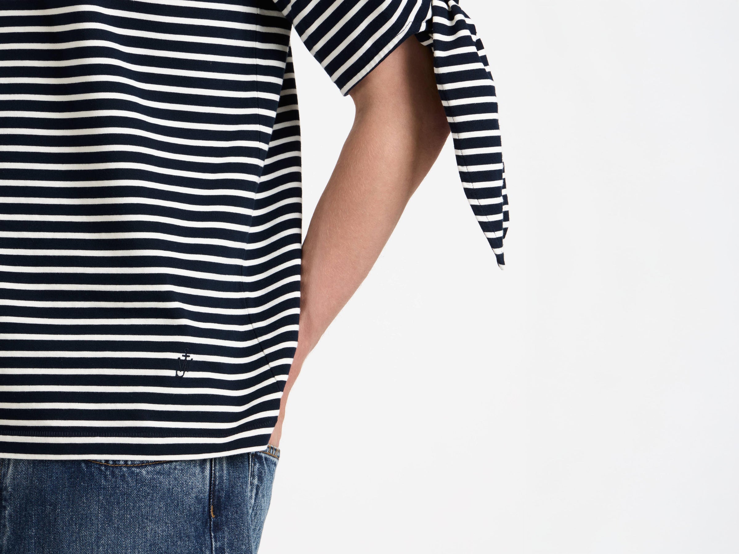 sleeve knot t shirt navy ecru Model Detail 2