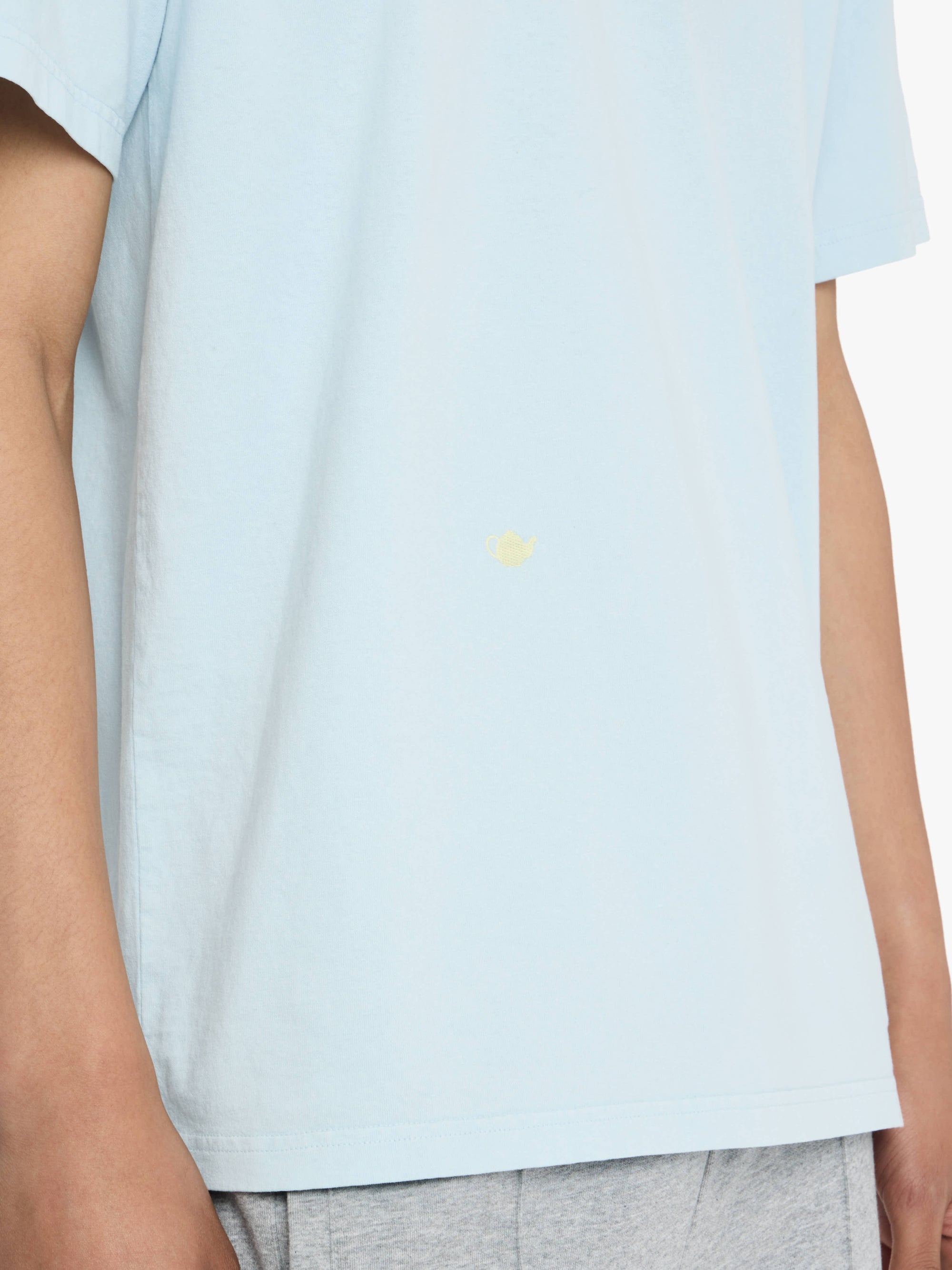 CONTRAST EMBROIDERY T-SHIRT