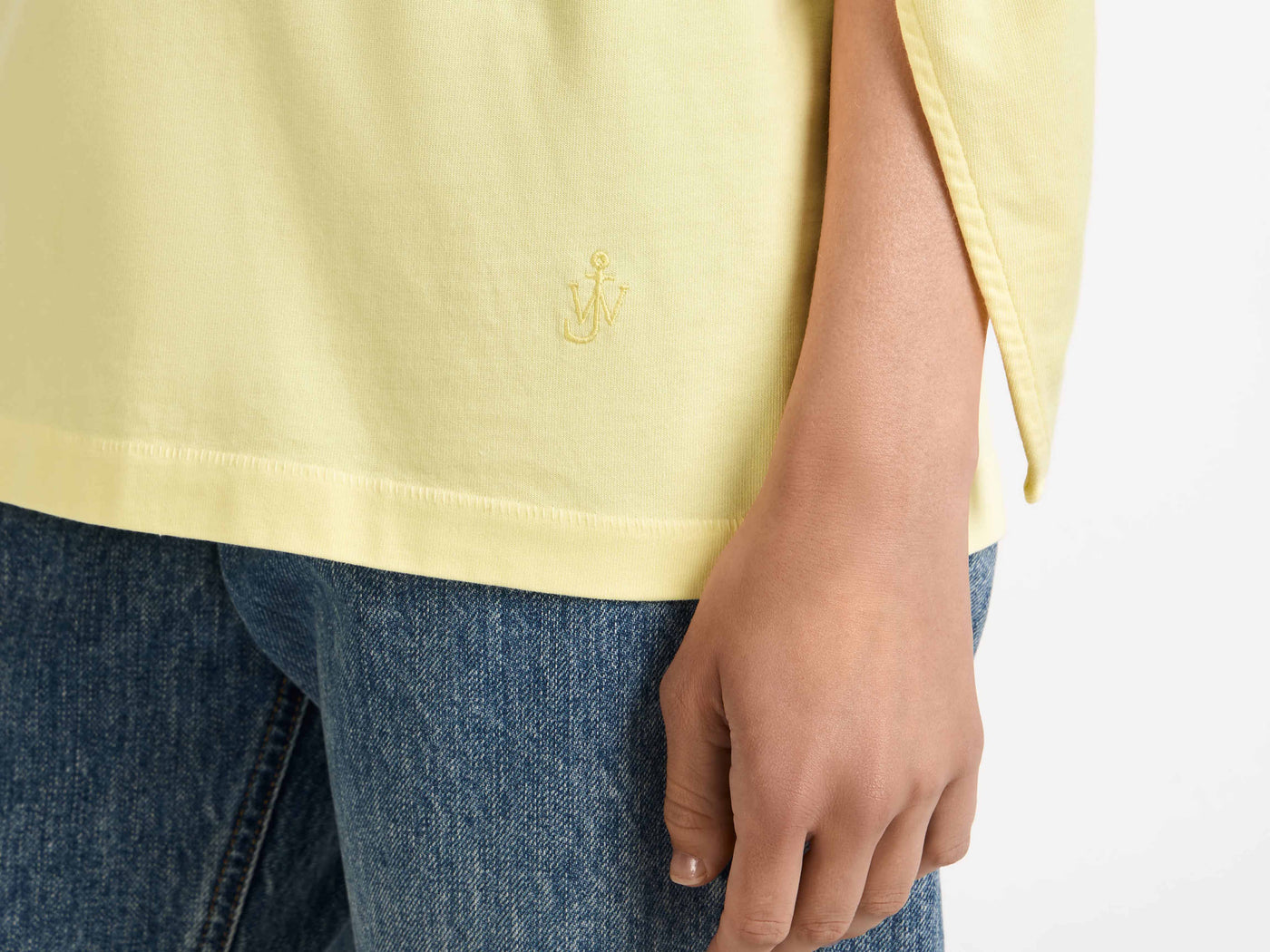 KNOTTED SLEEVE T-SHIRT IN YELLOW