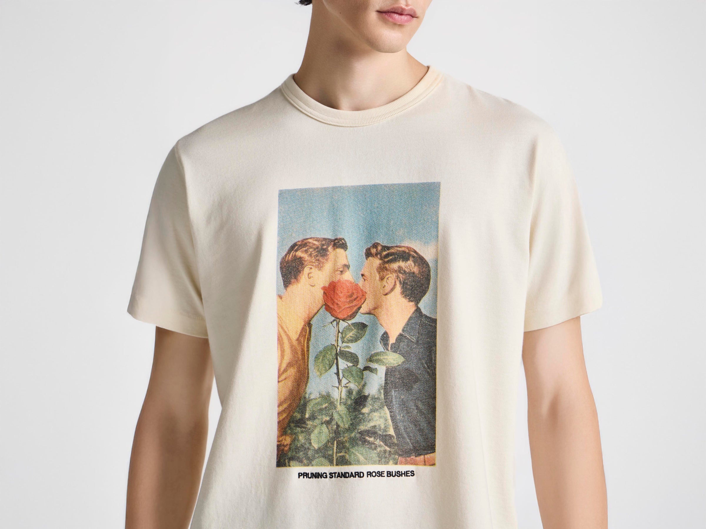 MENS 'KISSING BY THE ROSE BUSH' T-SHIRT IN ECRU