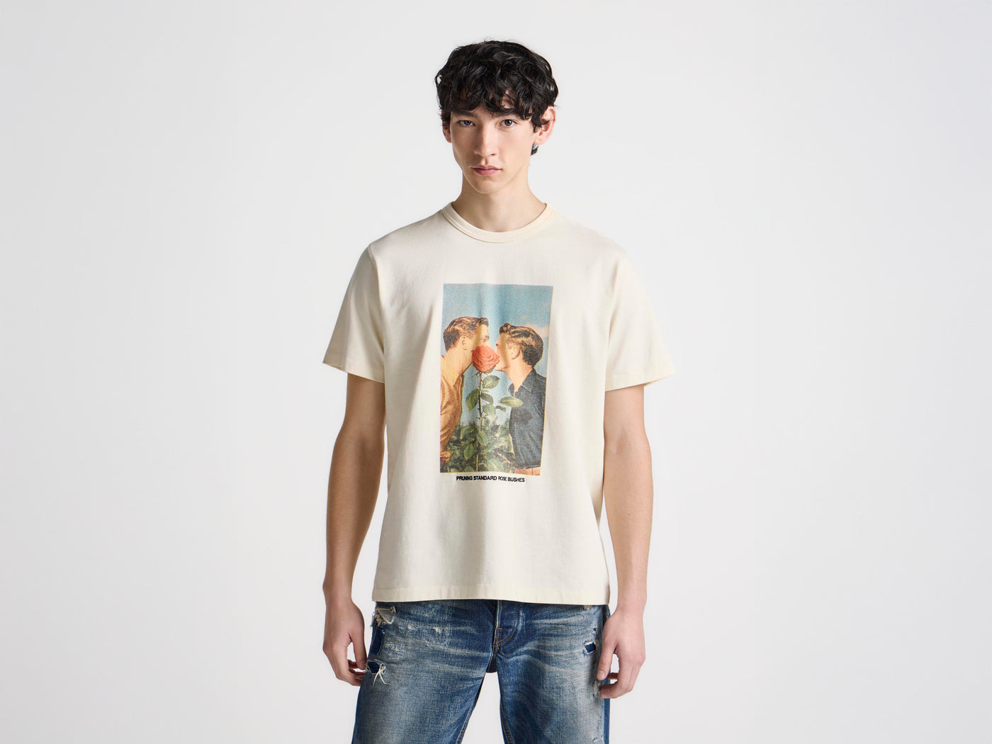 MENS 'KISSING BY THE ROSE BUSH' T-SHIRT IN ECRU