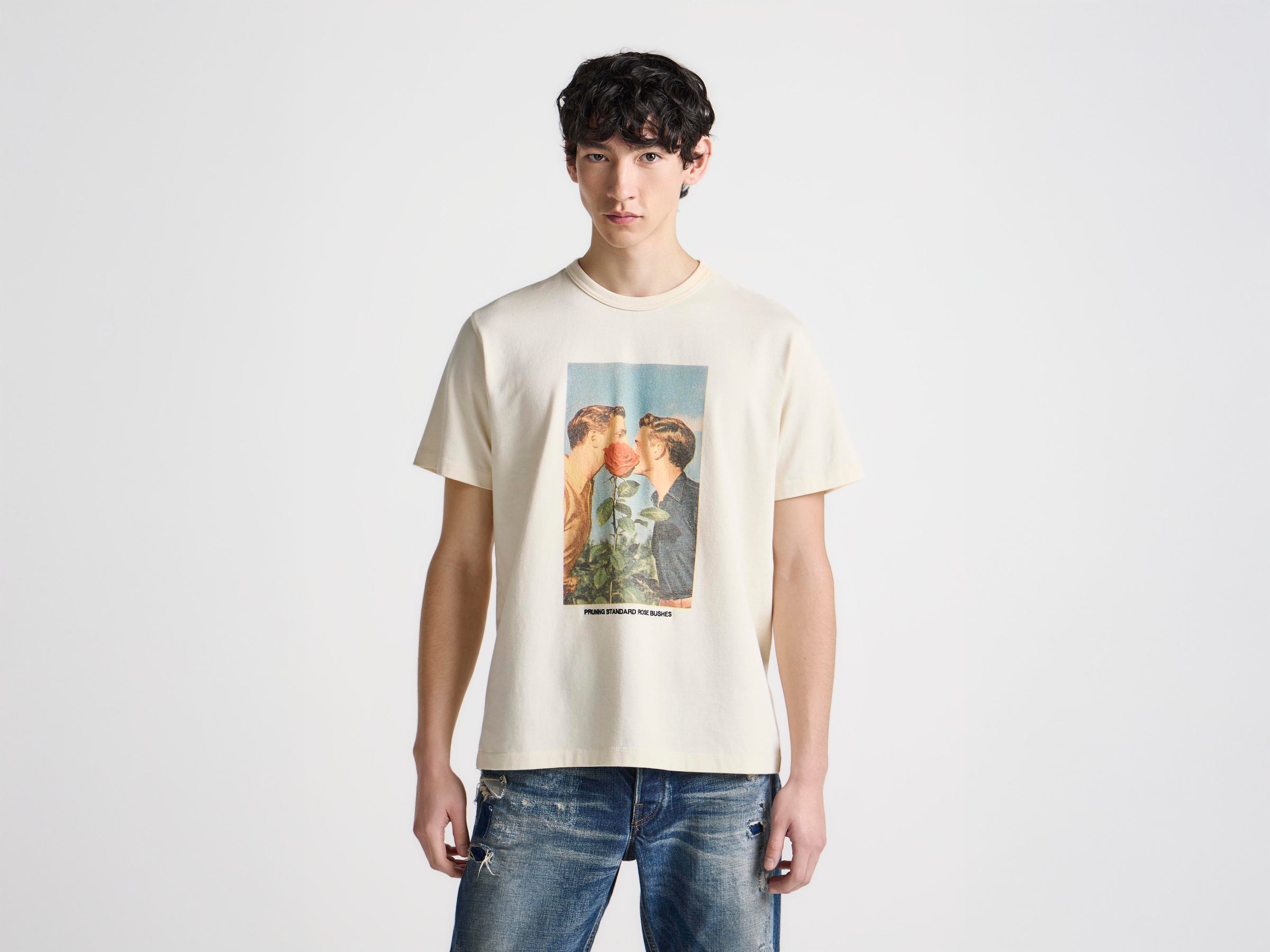 MENS 'KISSING BY THE ROSE BUSH' T-SHIRT IN ECRU