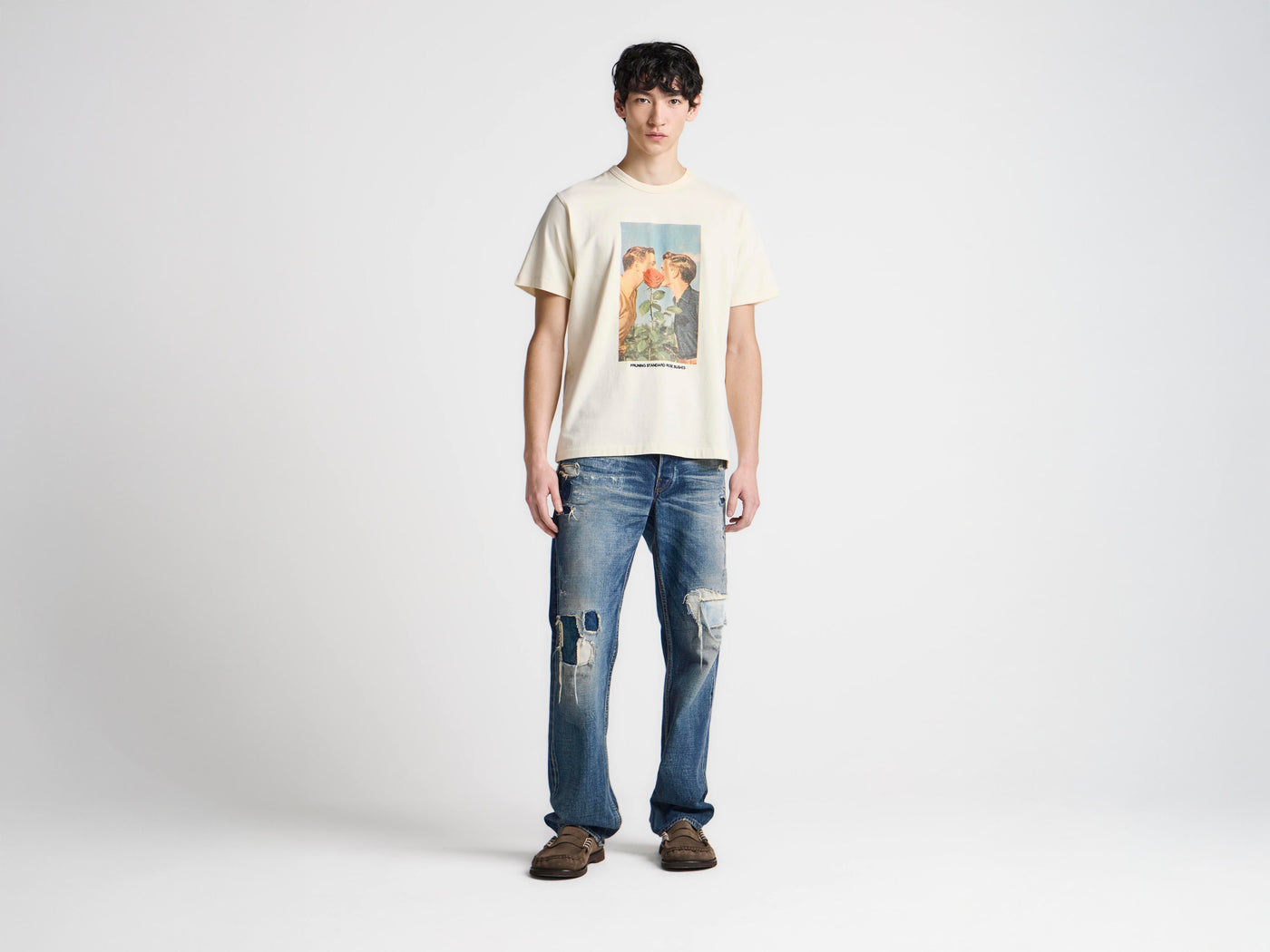 MENS 'KISSING BY THE ROSE BUSH' T-SHIRT IN ECRU