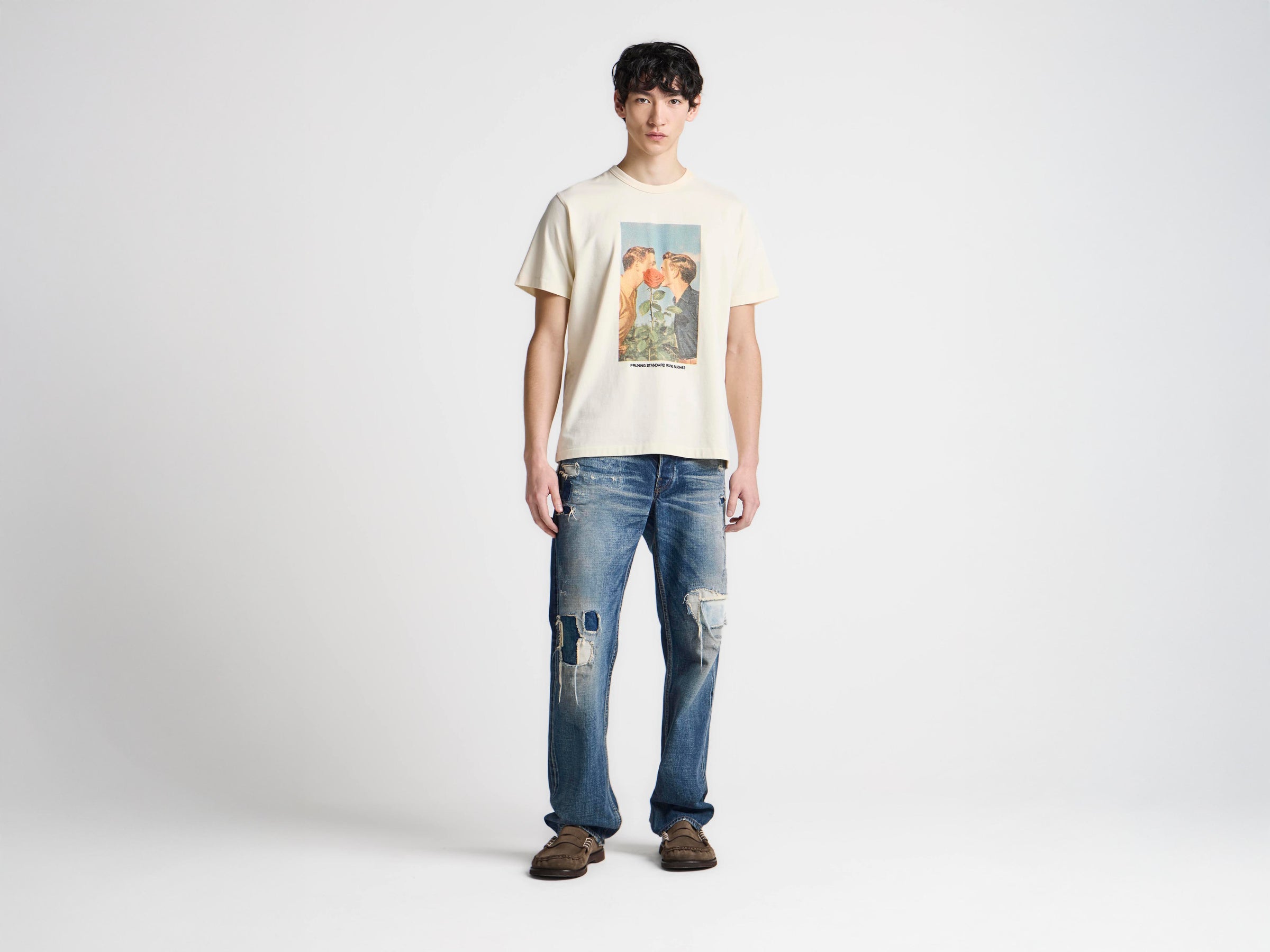 MENS 'KISSING BY THE ROSE BUSH' T-SHIRT IN ECRU
