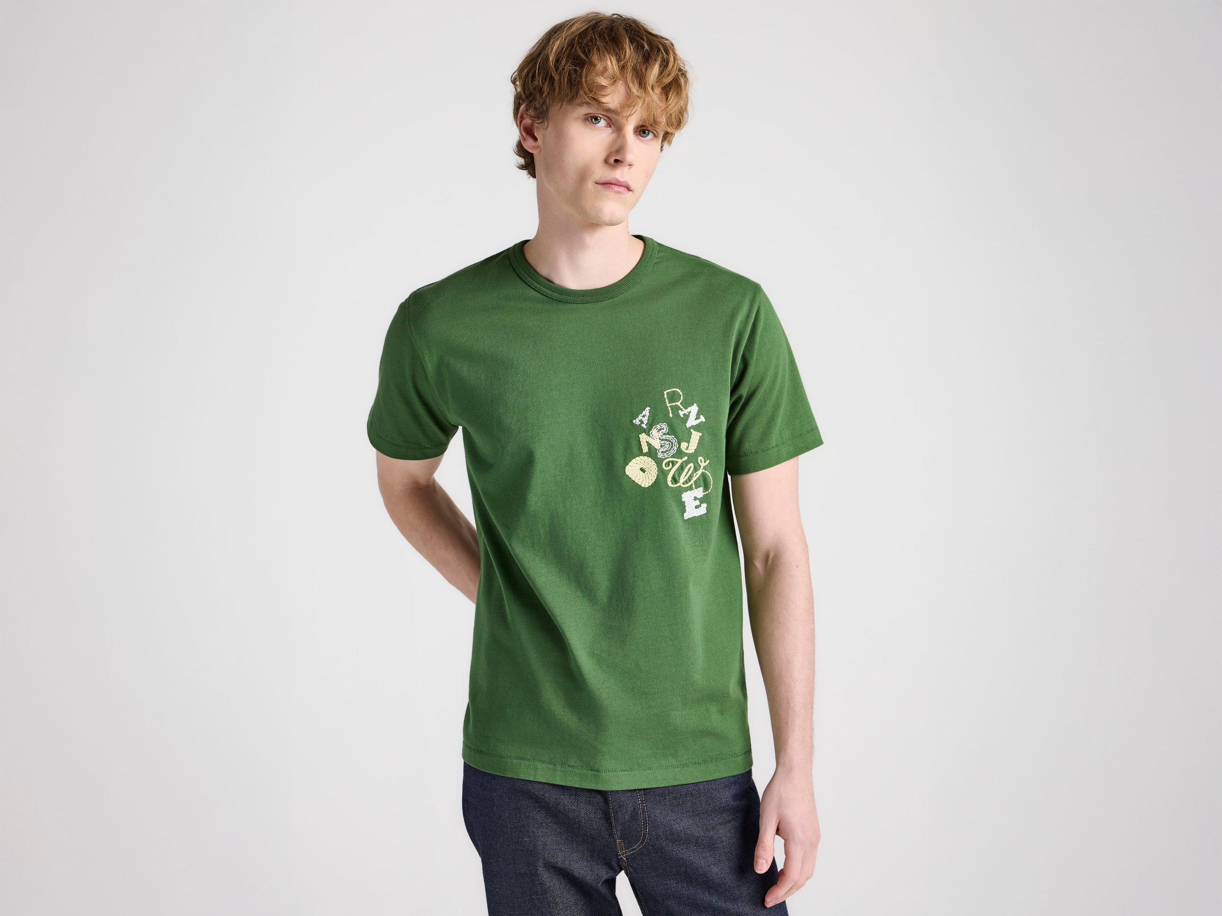 MENS SCATTERED LETTERS T-SHIRT IN GREEN