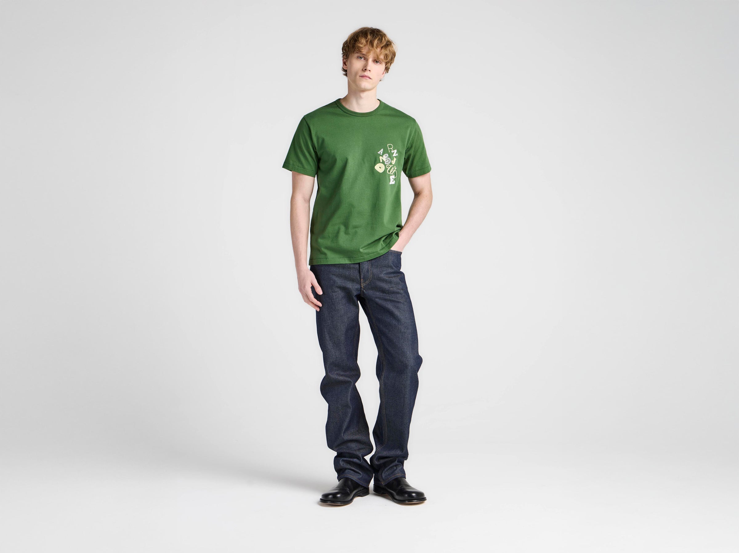 MENS SCATTERED LETTERS T-SHIRT IN GREEN