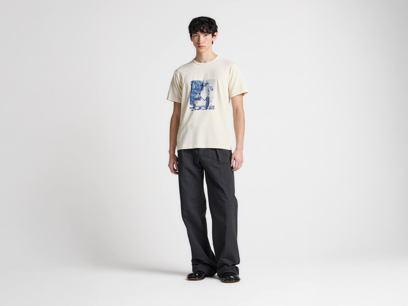 MENS PICKING FRUIT GRAPHIC PRINT T-SHIRT IN ECRU