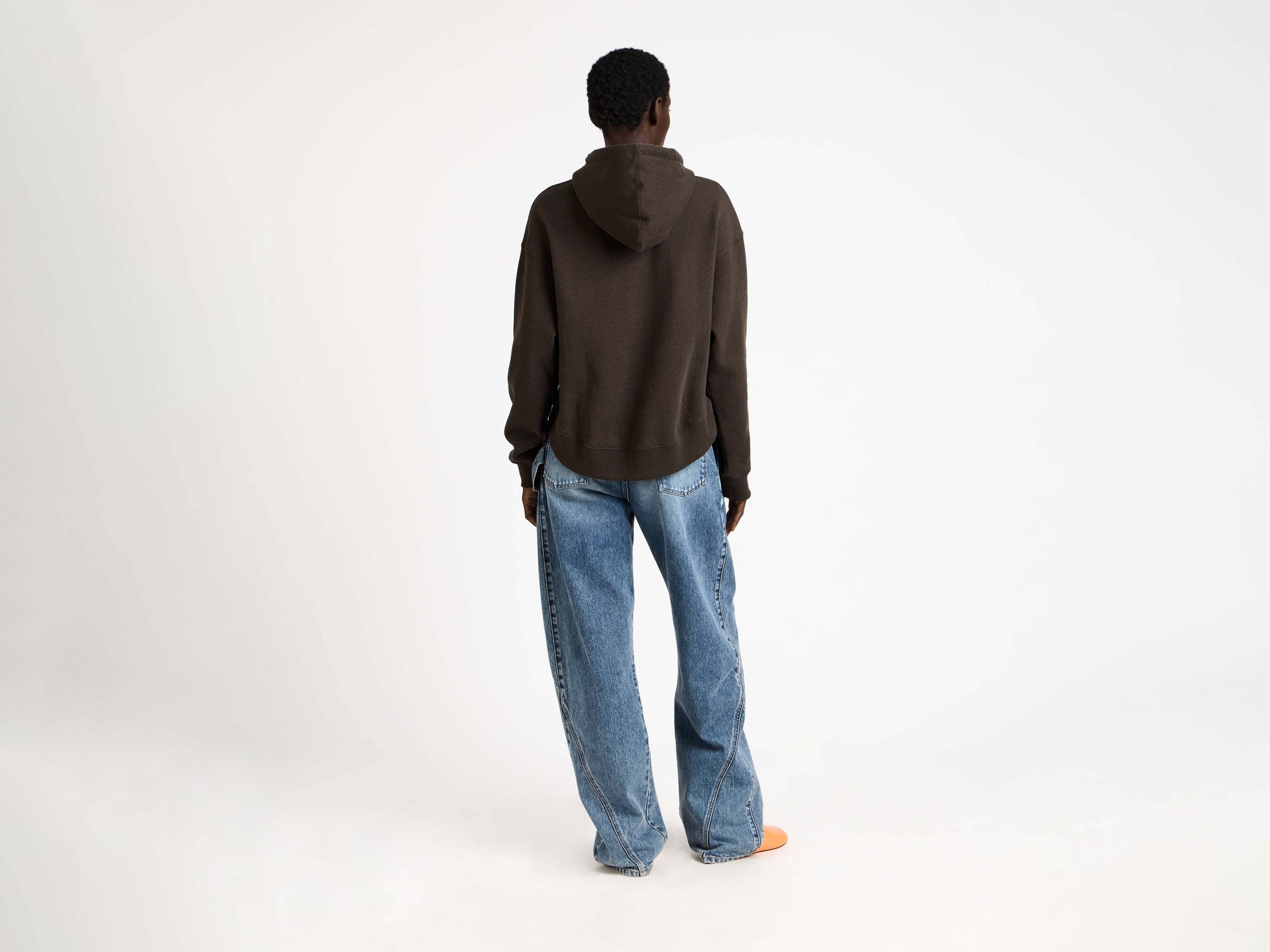 curved hem hoodie dark brown melange Model Back 3