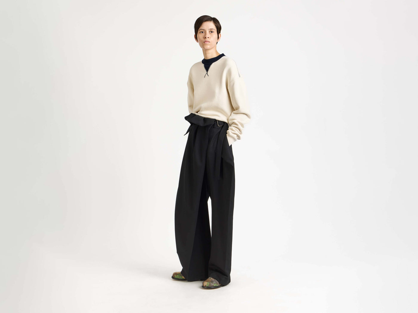 contrast collar sweatshirt ecru navy 1 Model Front 5