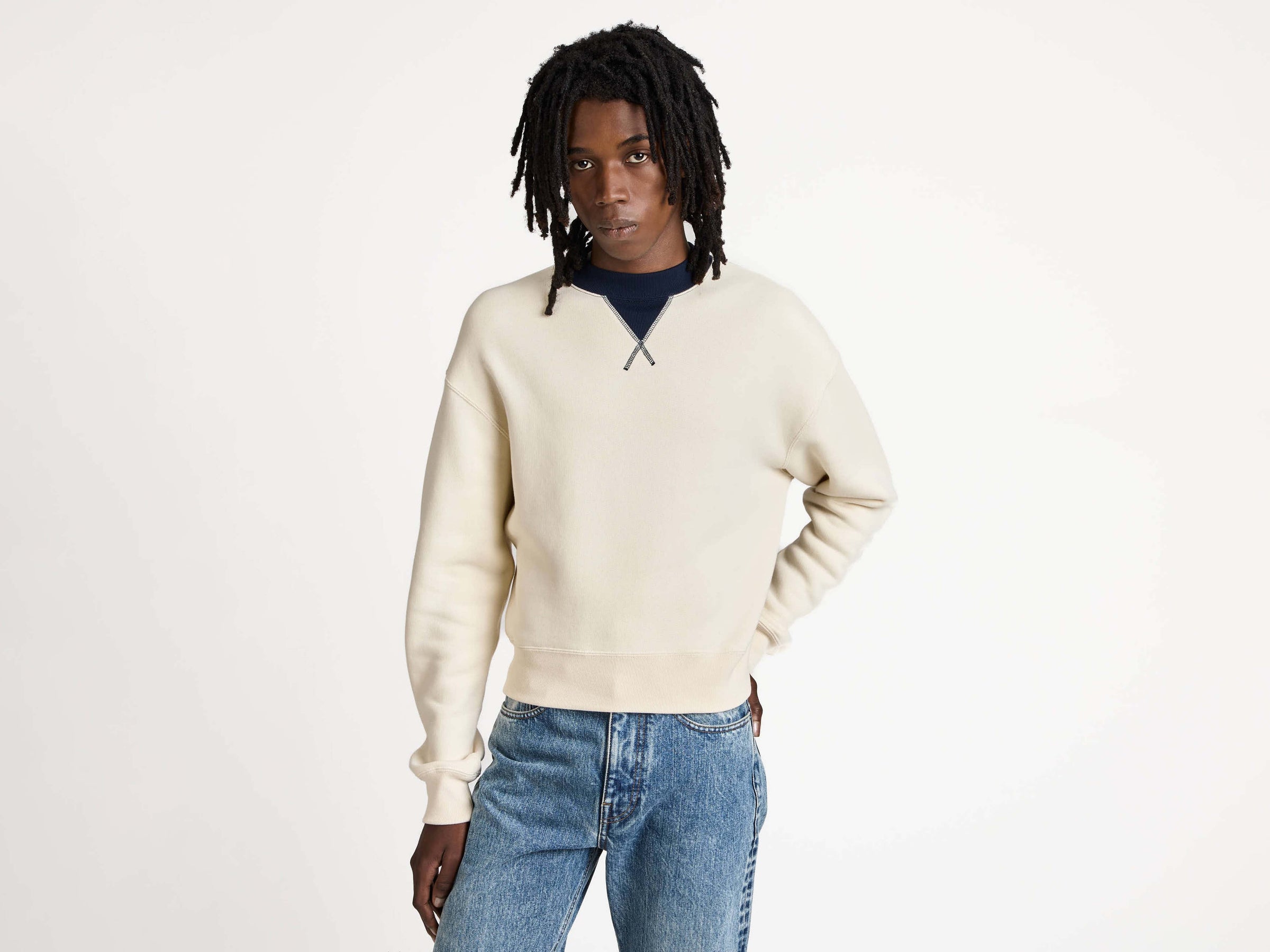 CONTRAST COLLAR SWEATSHIRT IN ECRU & NAVY