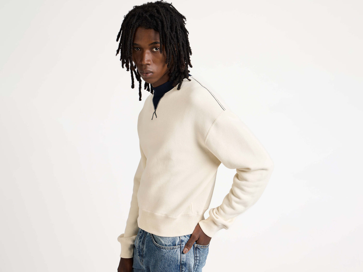 CONTRAST COLLAR SWEATSHIRT IN ECRU & NAVY
