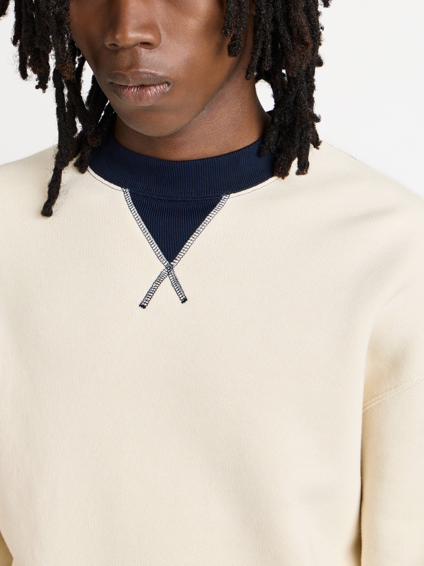 CONTRAST COLLAR SWEATSHIRT IN ECRU & NAVY