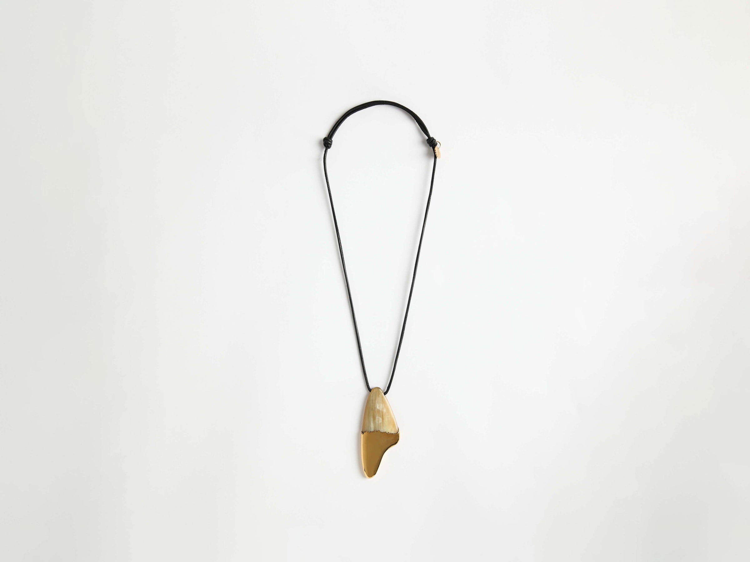 small spear pendant beige Product Front 1