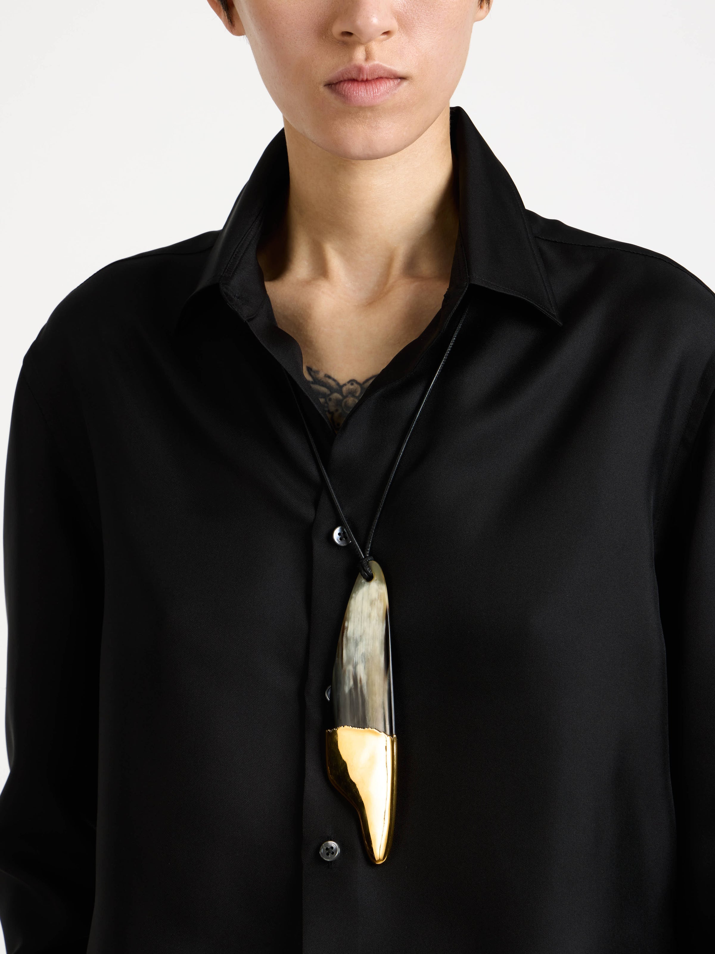 large spear pendant black Model Detail 1