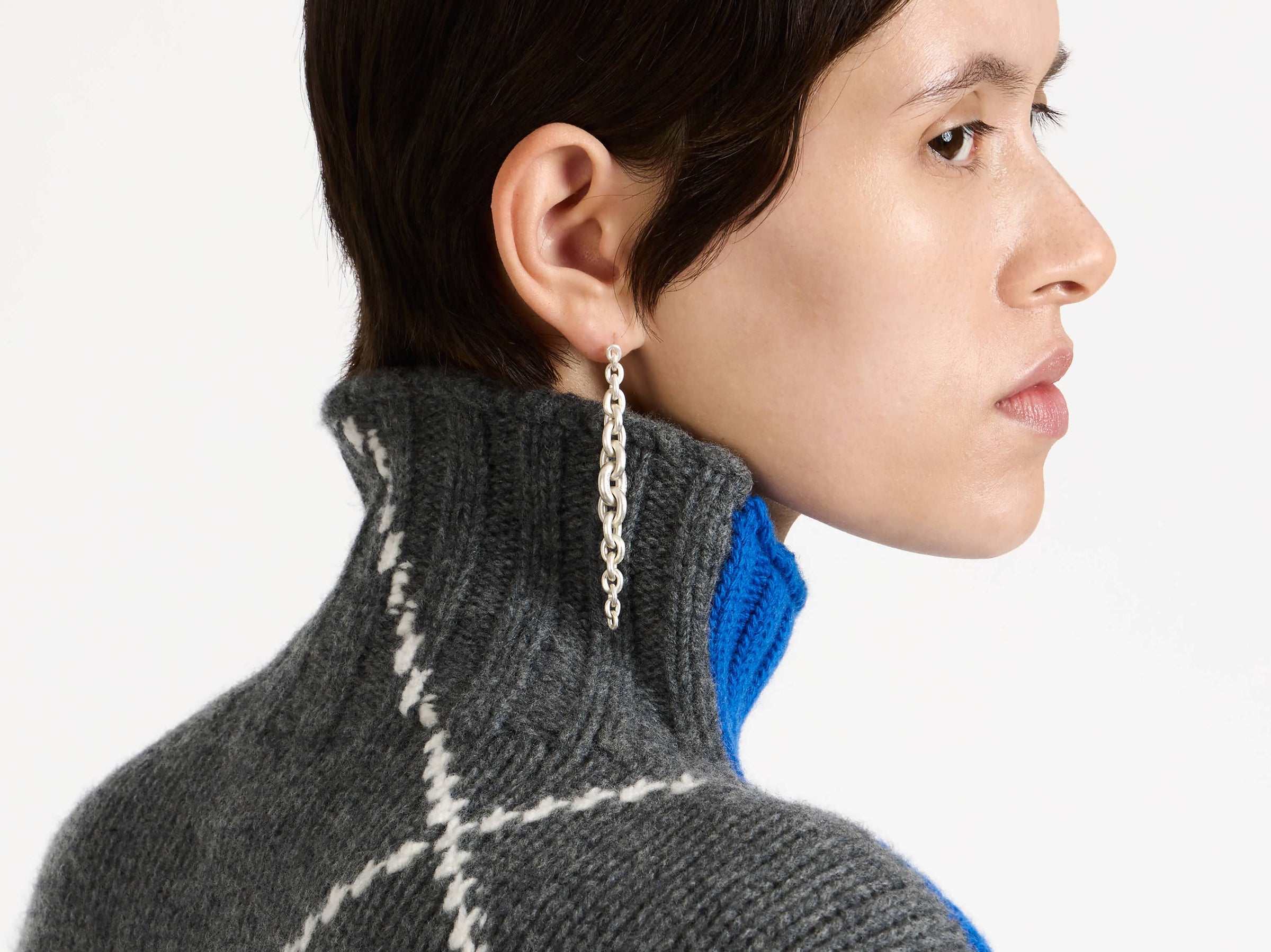 chain earrings white Model Detail 2