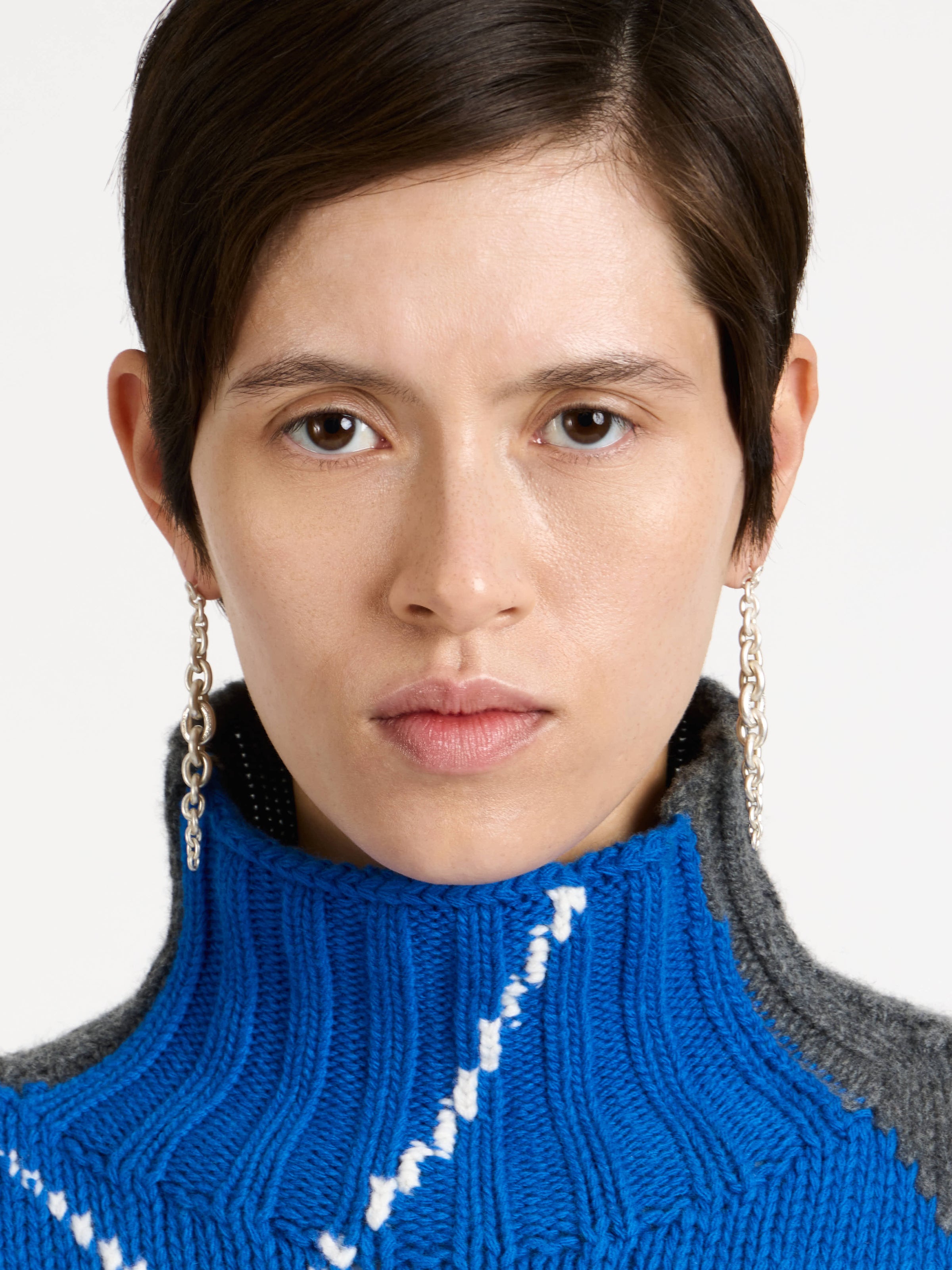 chain earrings white Model Detail 4