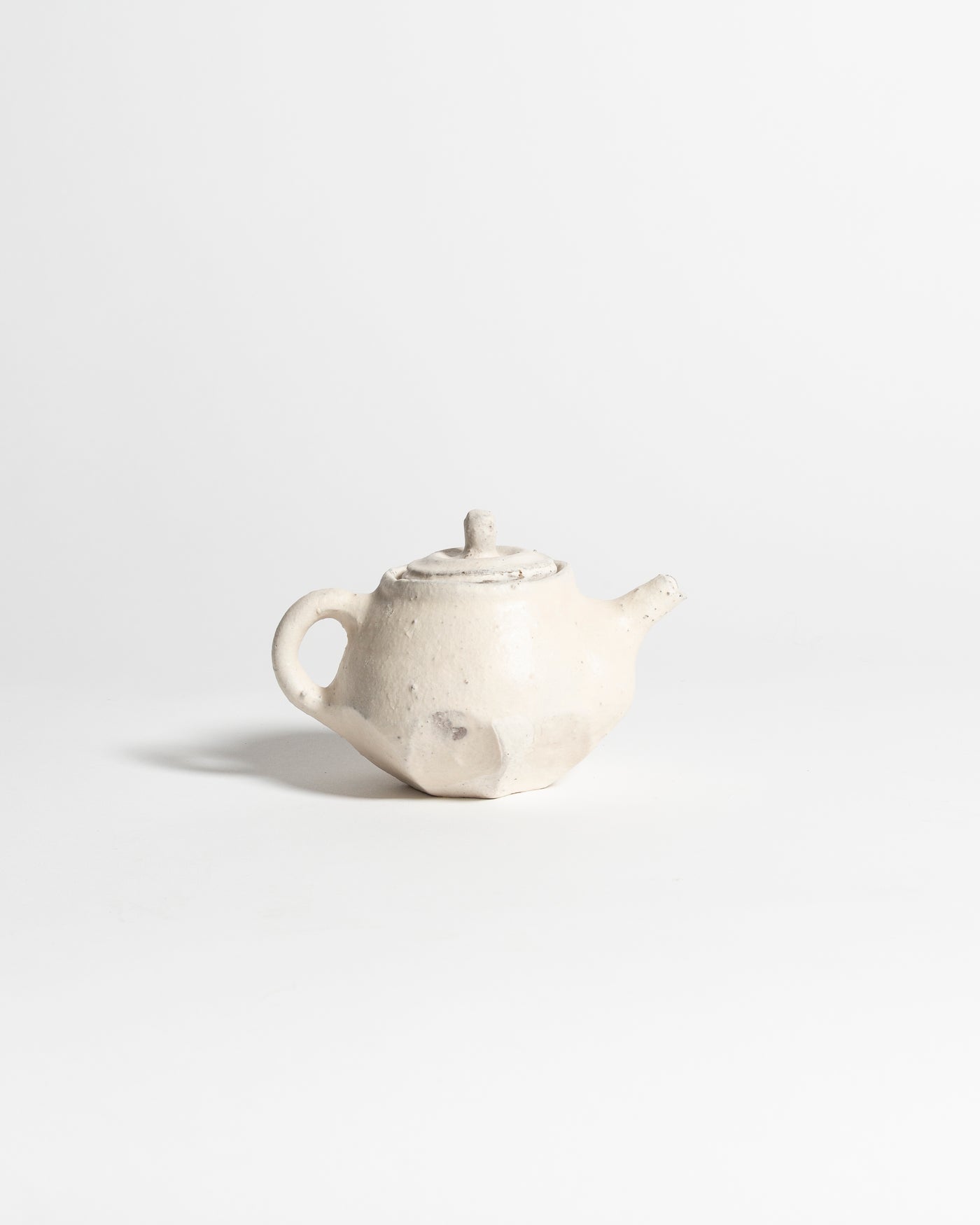 AKIKO HIRAI ROUND FACETED BACK HANDLE TEAPOT IN WHITE