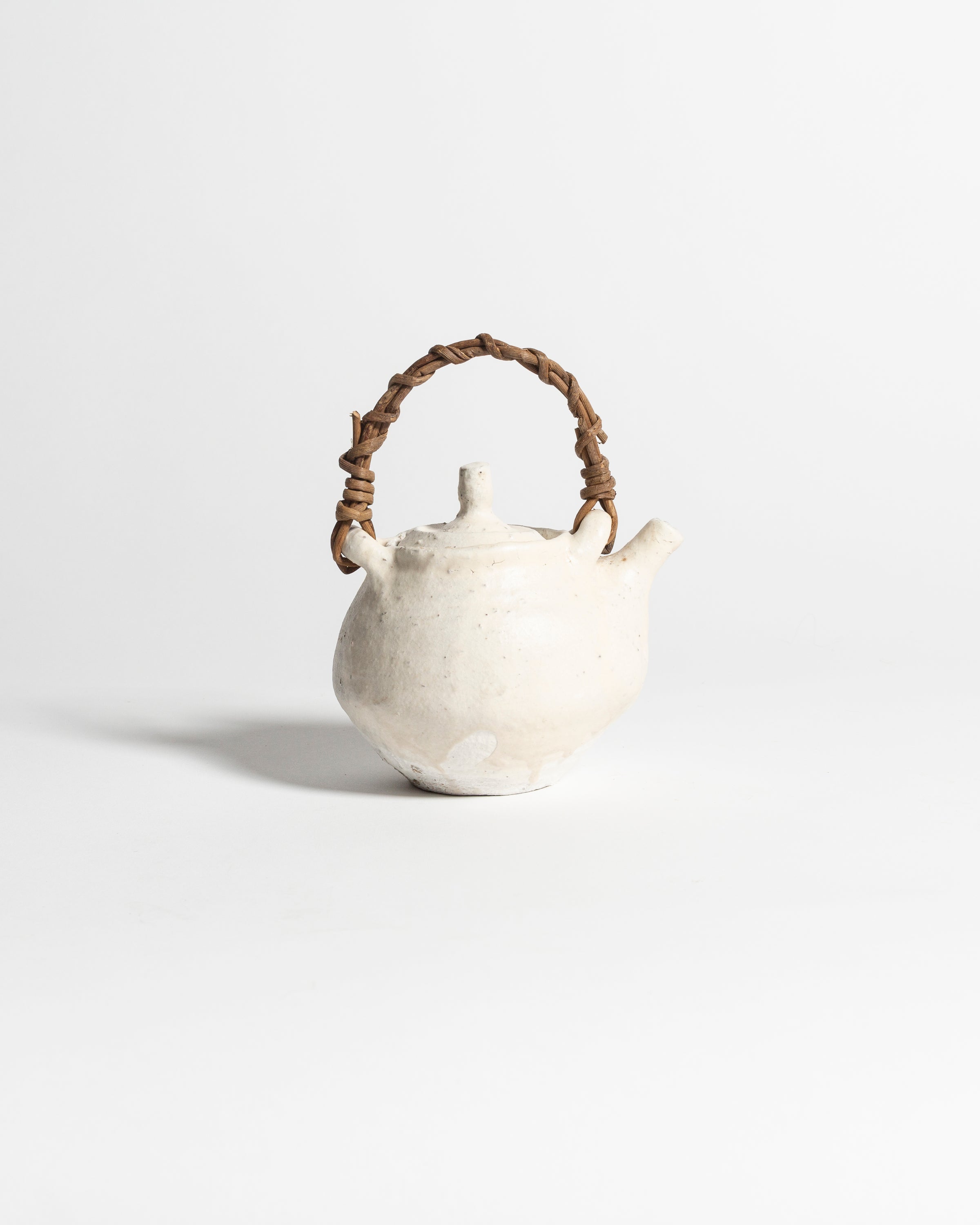 AKIKO HIRAI KOHIKI ROUND PLAIN TEAPOT WITH CANE HANDLE