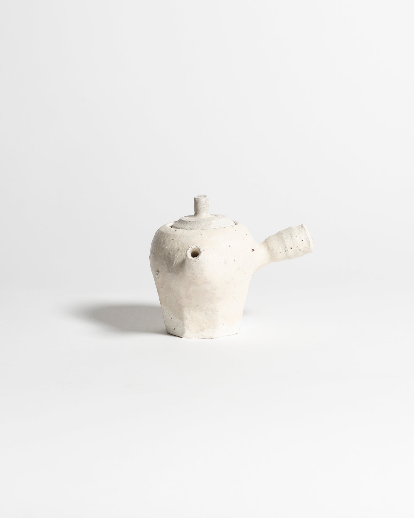 AKIKO HIRAI LONG FACETED SIDE HANDLE TEAPOT IN WHITE