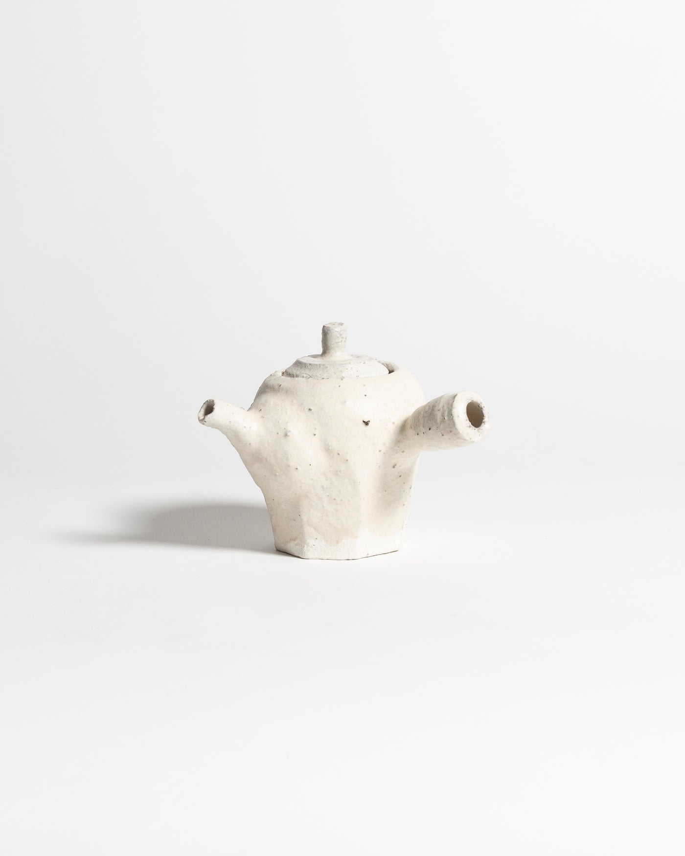 AKIKO HIRAI LONG FACETED SIDE HANDLE TEAPOT IN WHITE