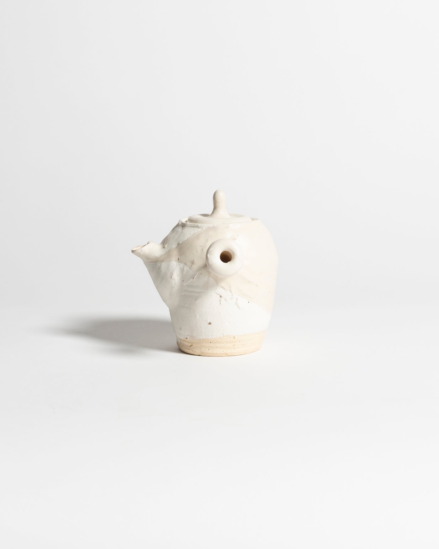 AKIKO HIRAI KOHIKI LONG PLAIN TEAPOT IN WHITE