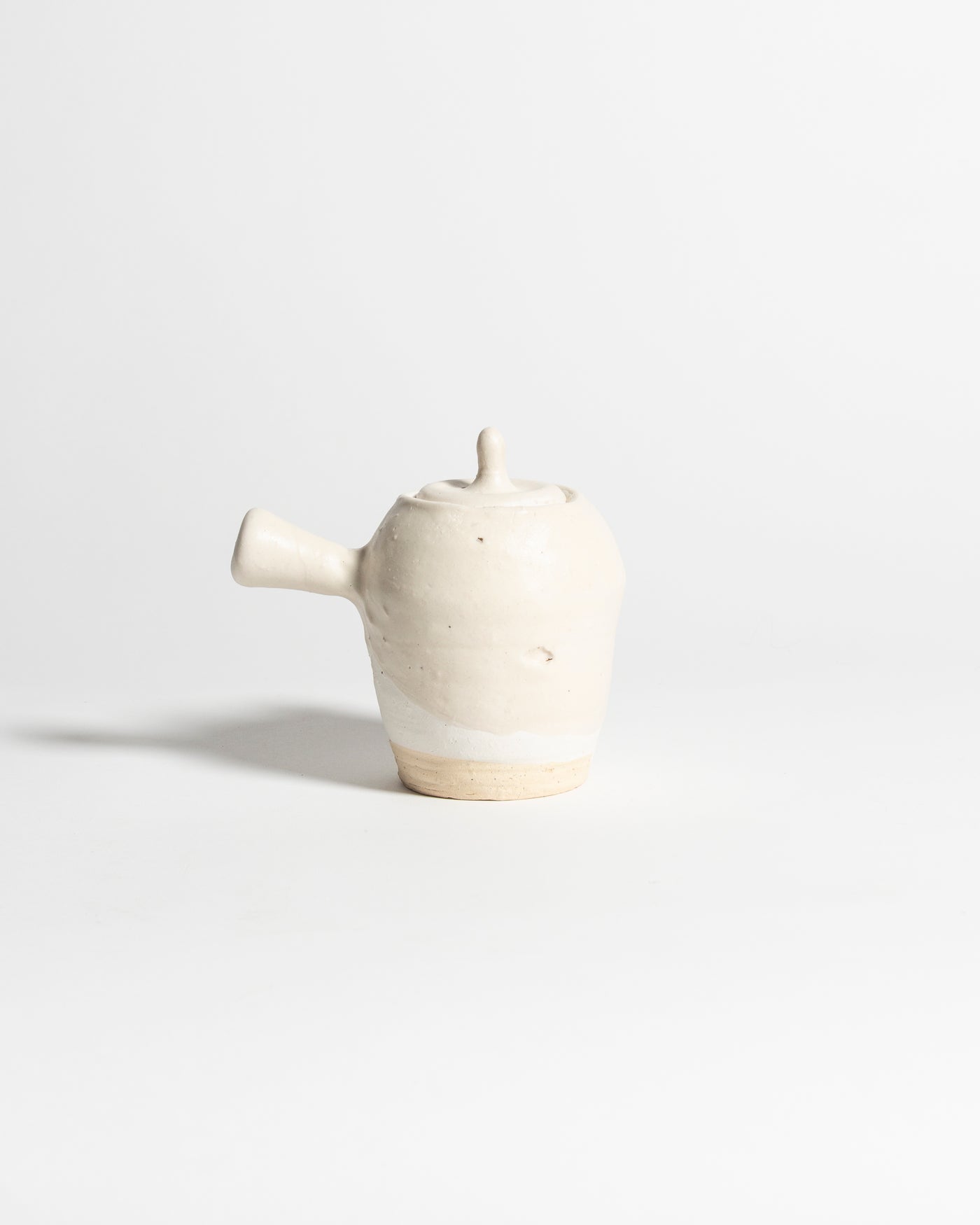 AKIKO HIRAI KOHIKI LONG PLAIN TEAPOT IN WHITE