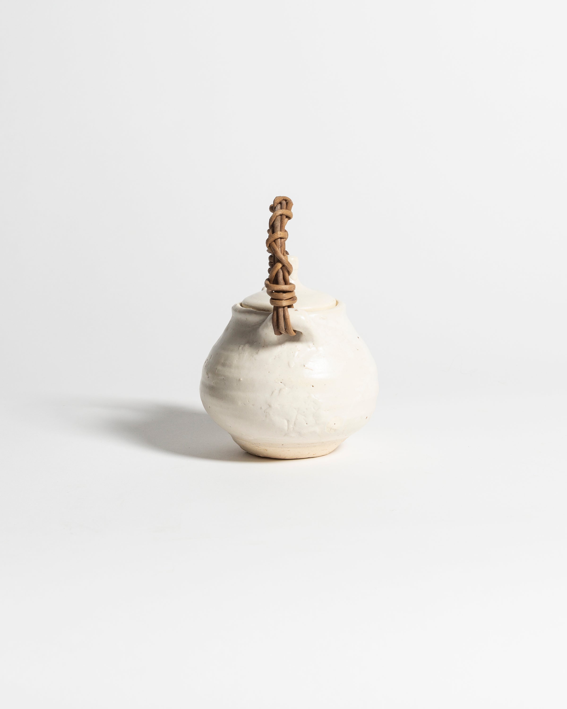 AKIKO HIRAI ROUND PLAIN TEAPOT CANE HANDLE