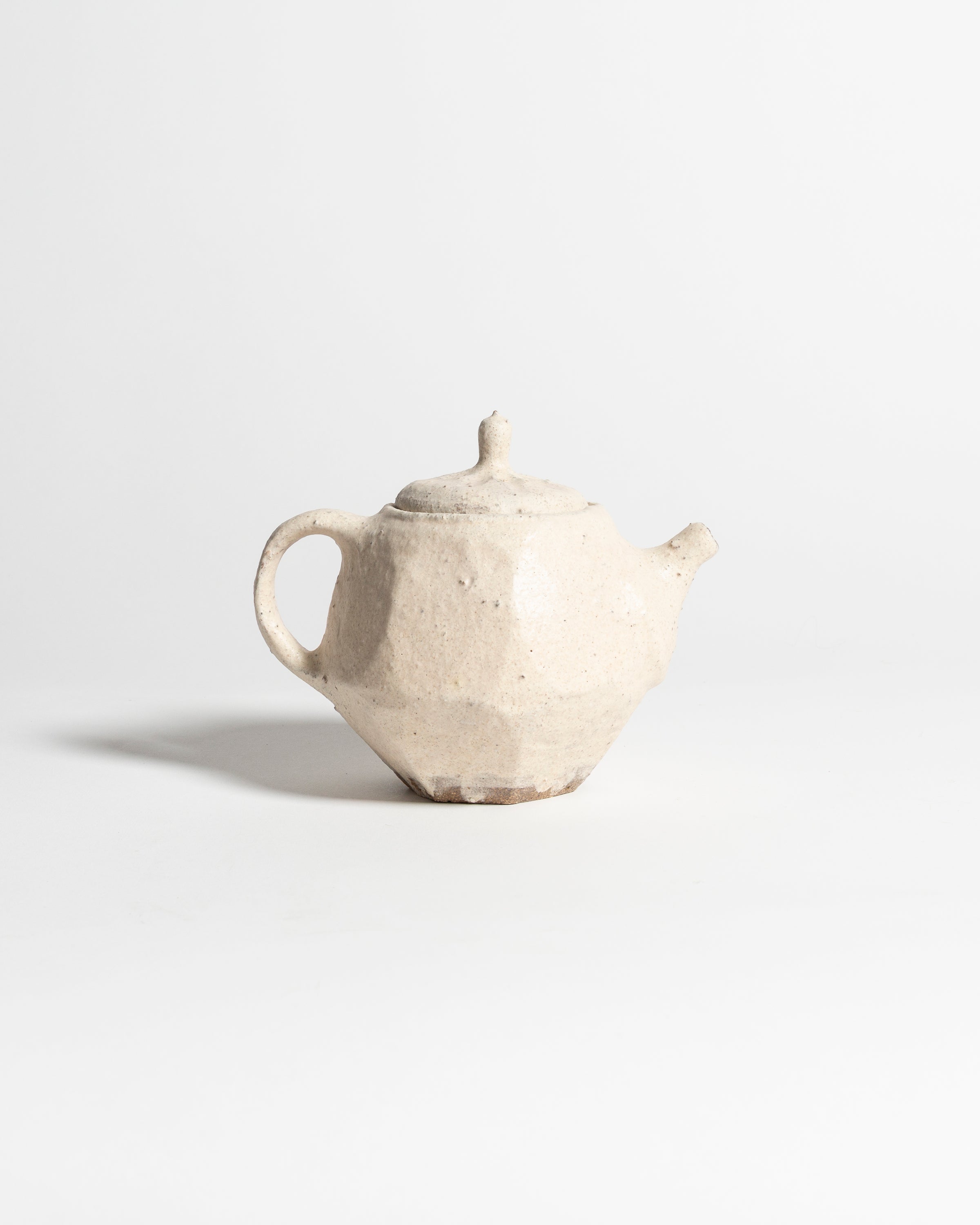 AKIKO HIRAI LONG FACETED BACK HANDLE TEAPOT IN WHITE