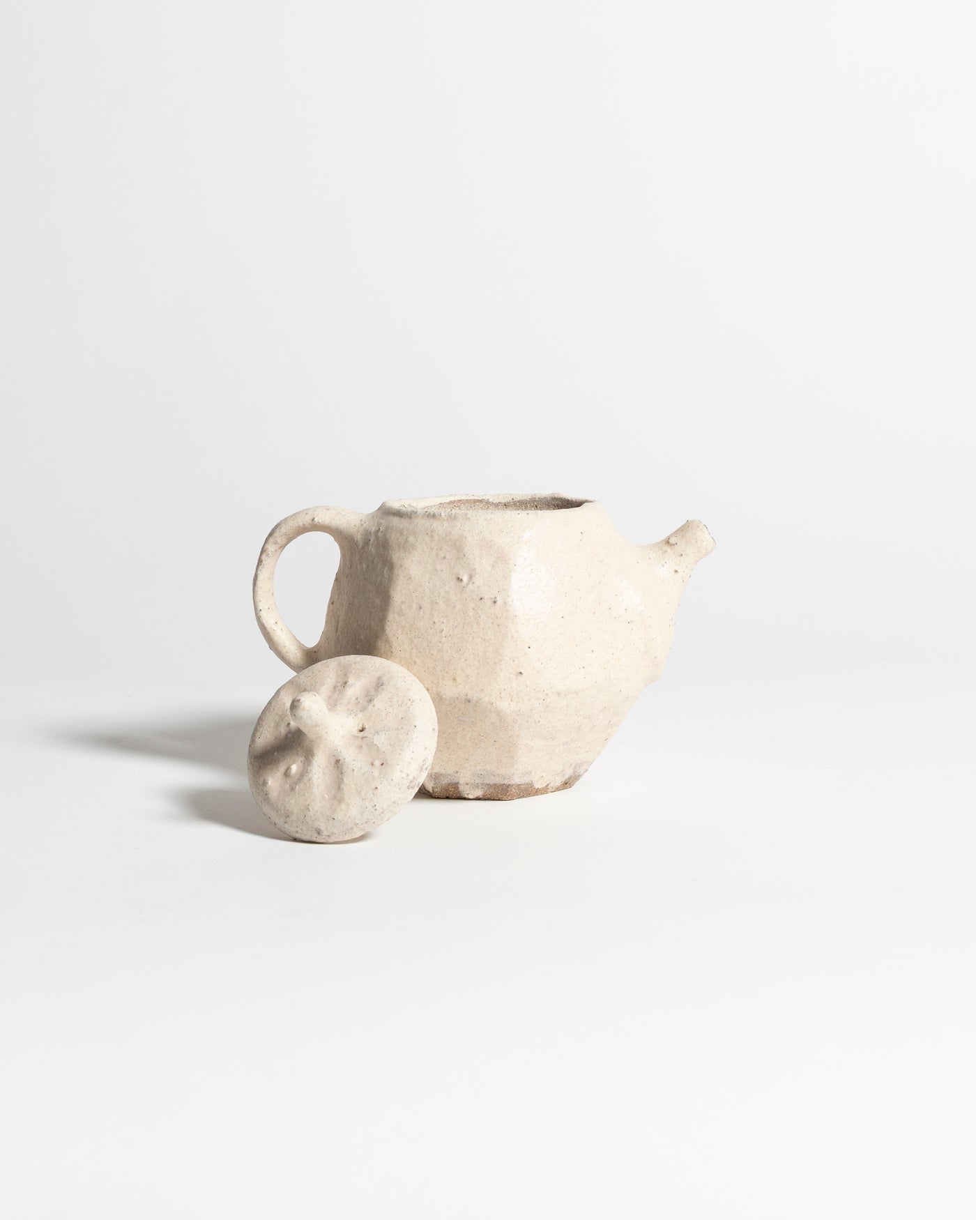 AKIKO HIRAI LONG FACETED BACK HANDLE TEAPOT IN WHITE