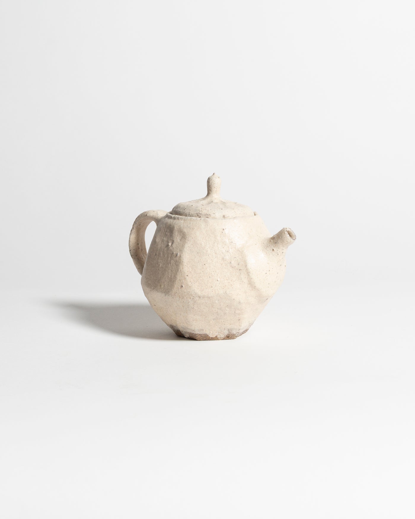 AKIKO HIRAI LONG FACETED BACK HANDLE TEAPOT IN WHITE