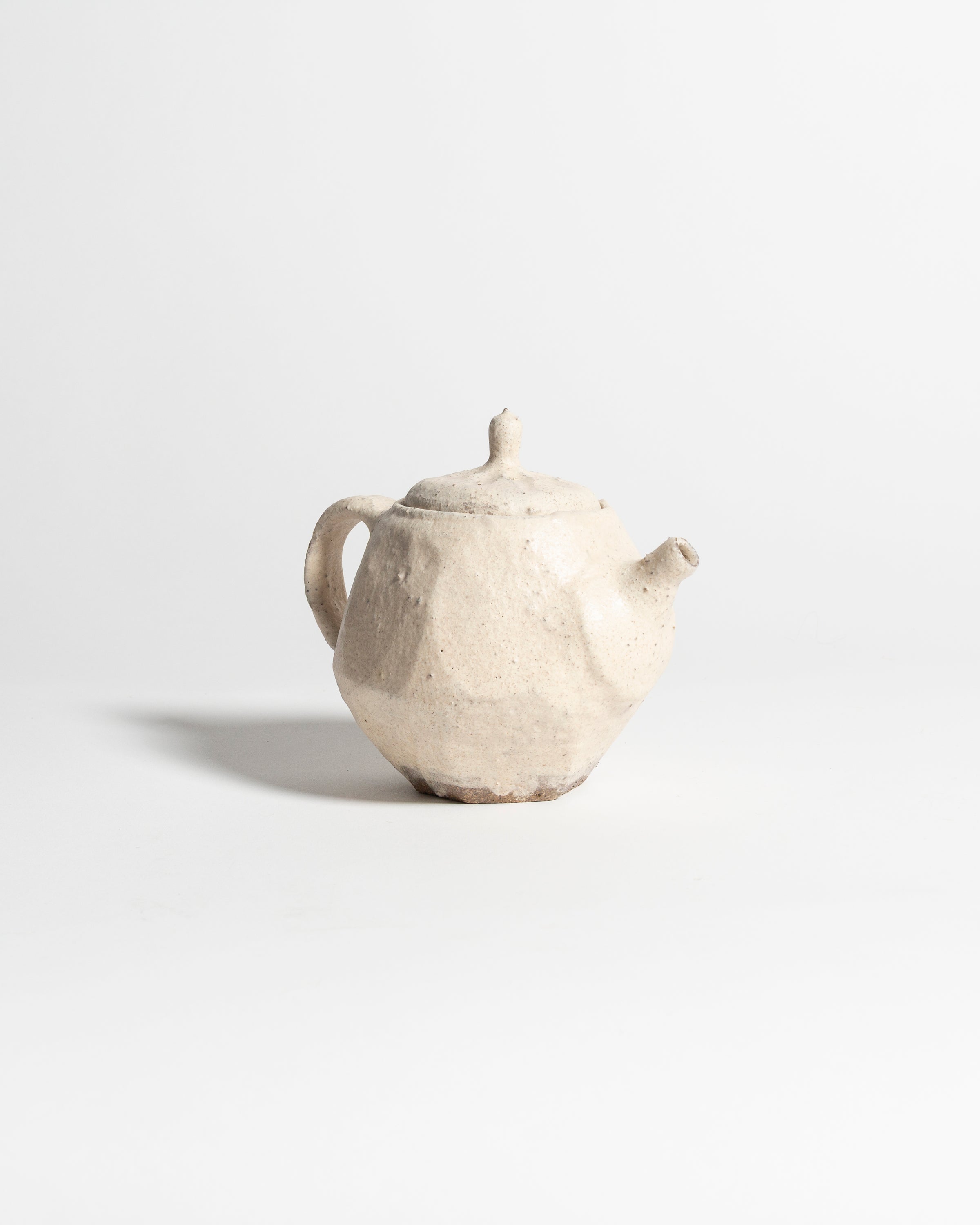 AKIKO HIRAI LONG FACETED BACK HANDLE TEAPOT IN WHITE