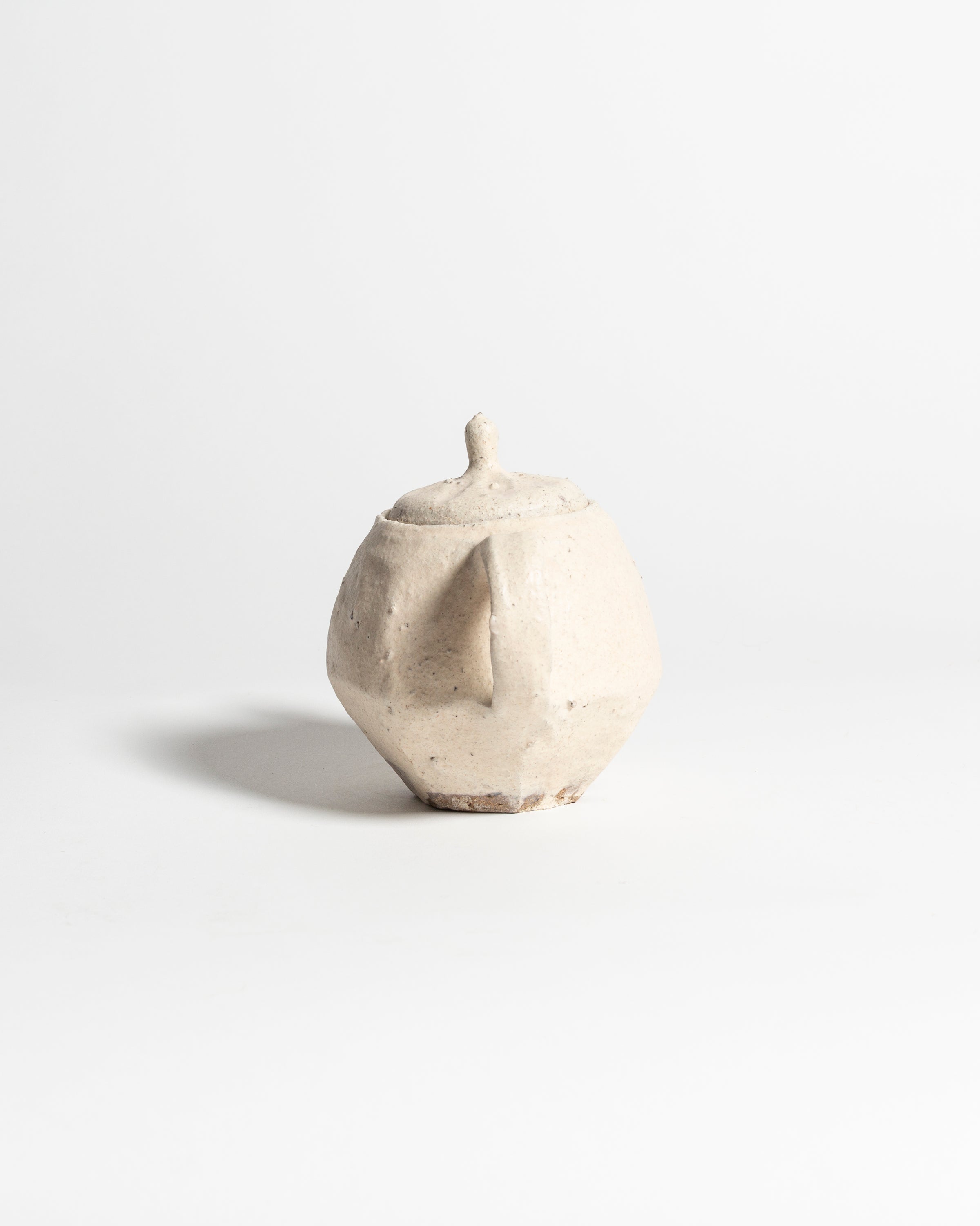 AKIKO HIRAI LONG FACETED BACK HANDLE TEAPOT IN WHITE