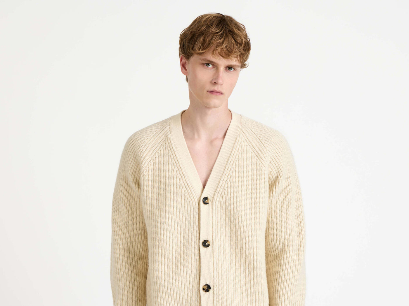 v neck cardigan ivory Model Detail 4